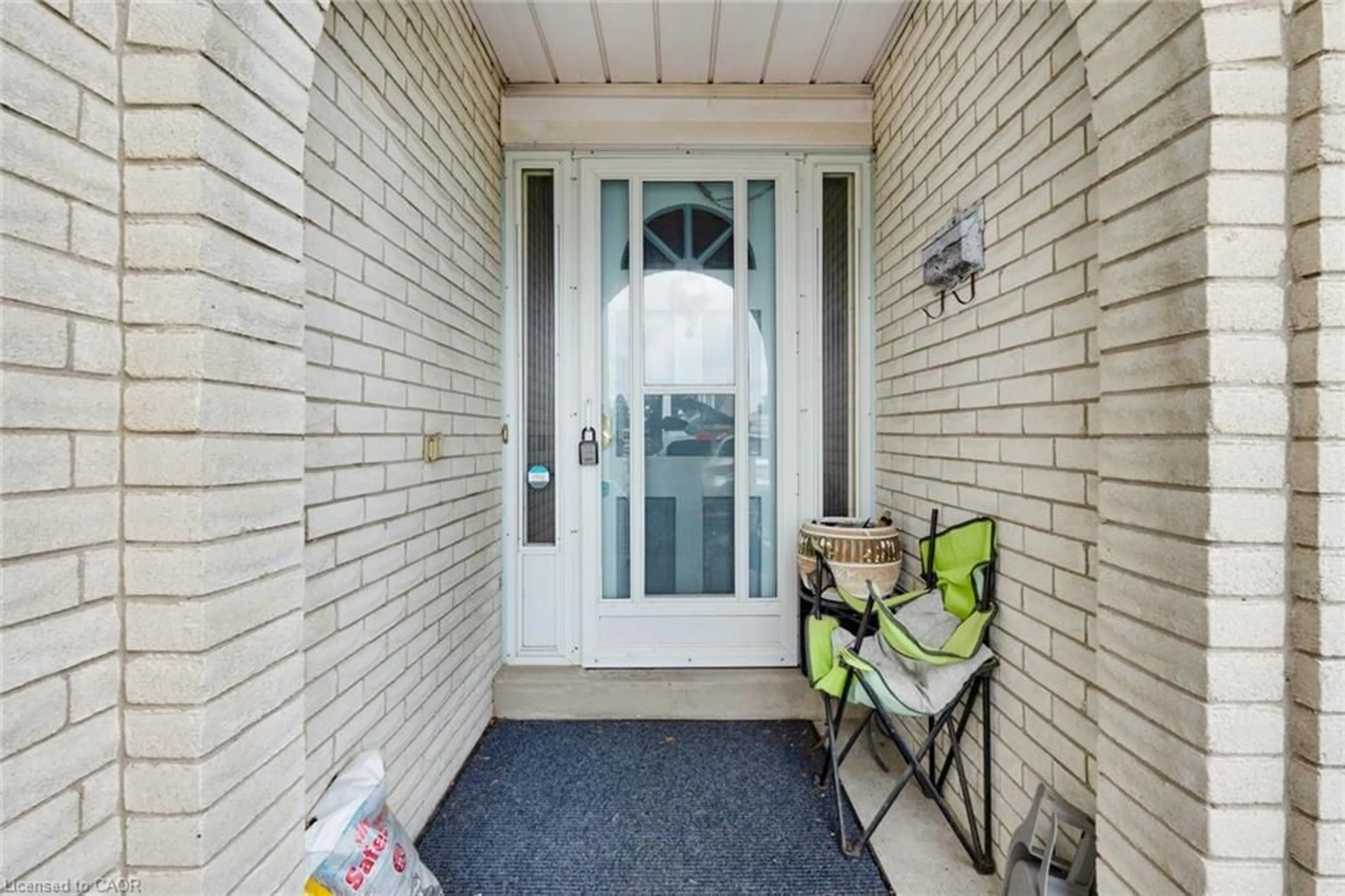 Indoor entryway for 591 Mohawk Rd, Hamilton Ontario L8C 1X5