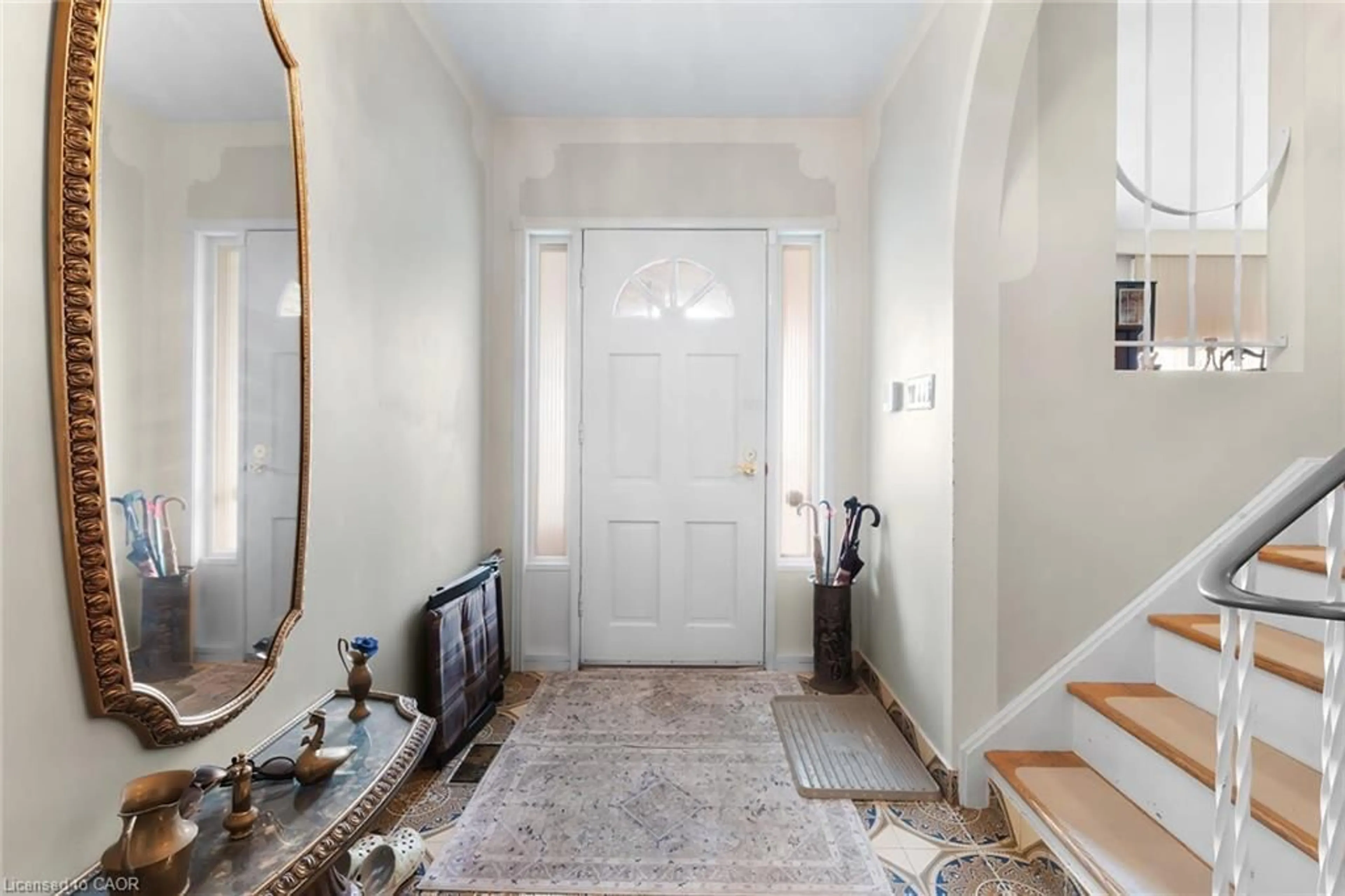 Indoor entryway for 591 Mohawk Rd, Hamilton Ontario L8C 1X5