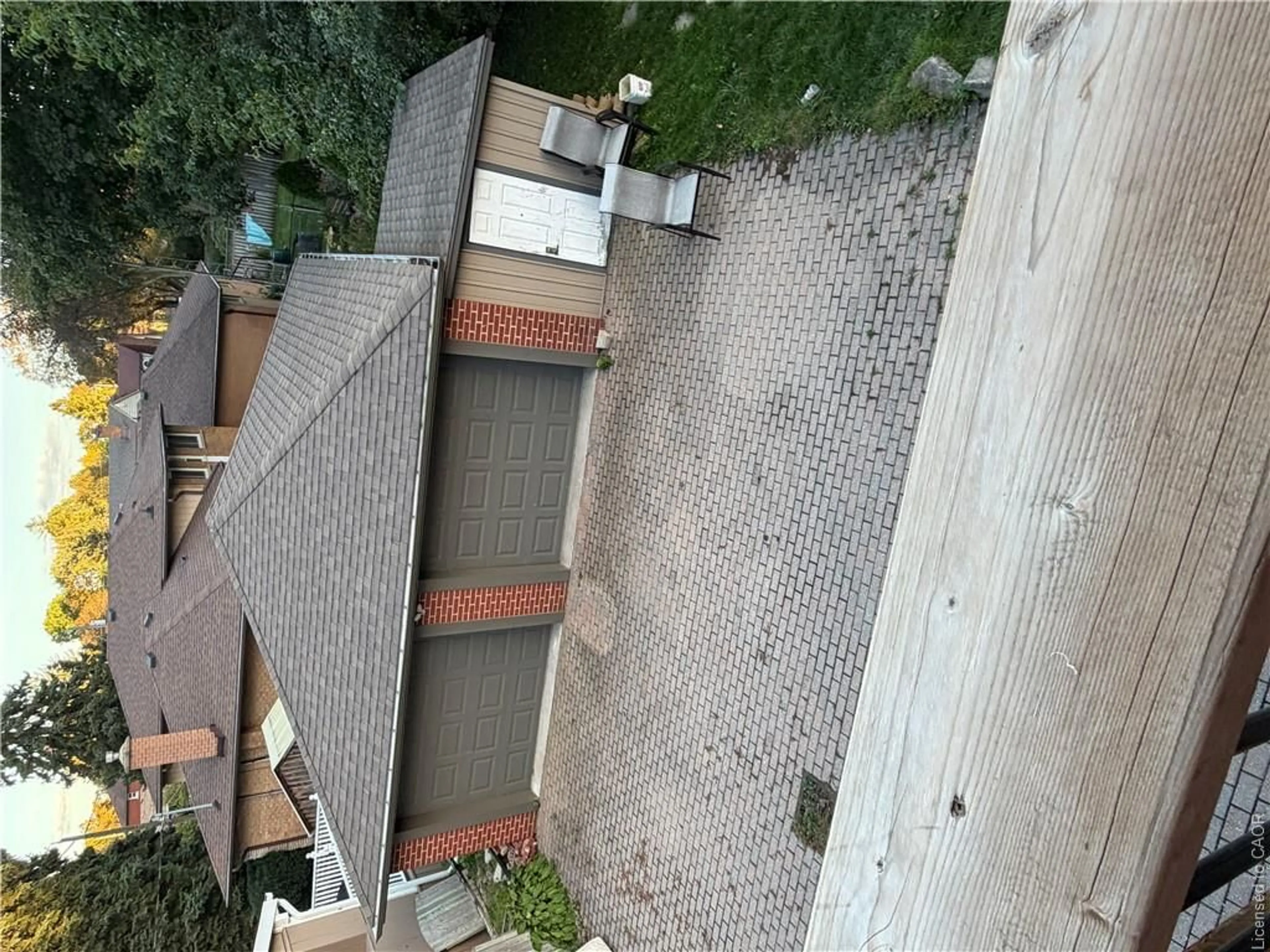 A pic from outside/outdoor area/front of a property/back of a property/a pic from drone, street for 207 Sheldon Ave, Kitchener Ontario N2H 3M7