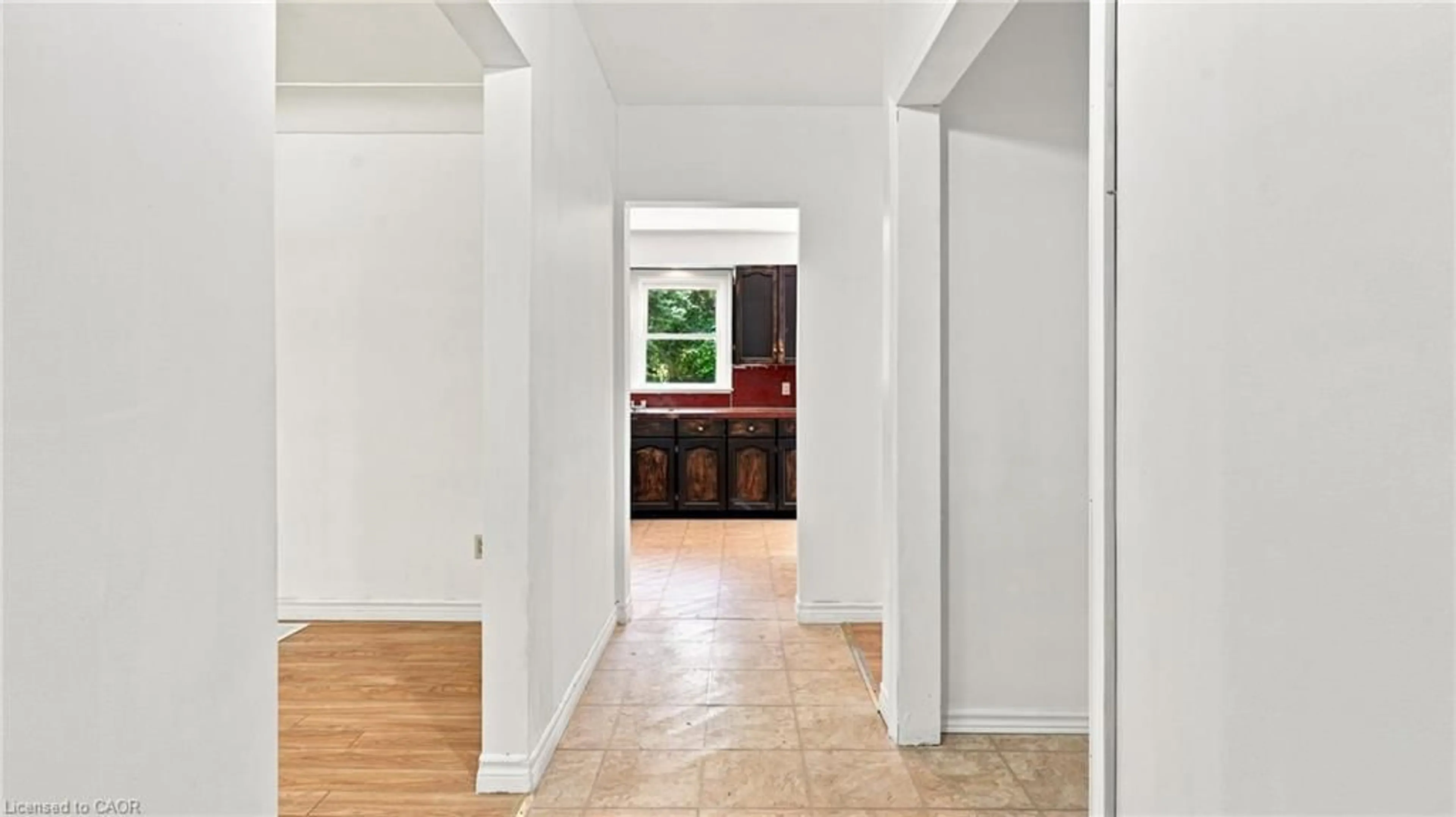 Indoor foyer for 524 Dorval Dr, Ancaster Ontario L9G 2P4