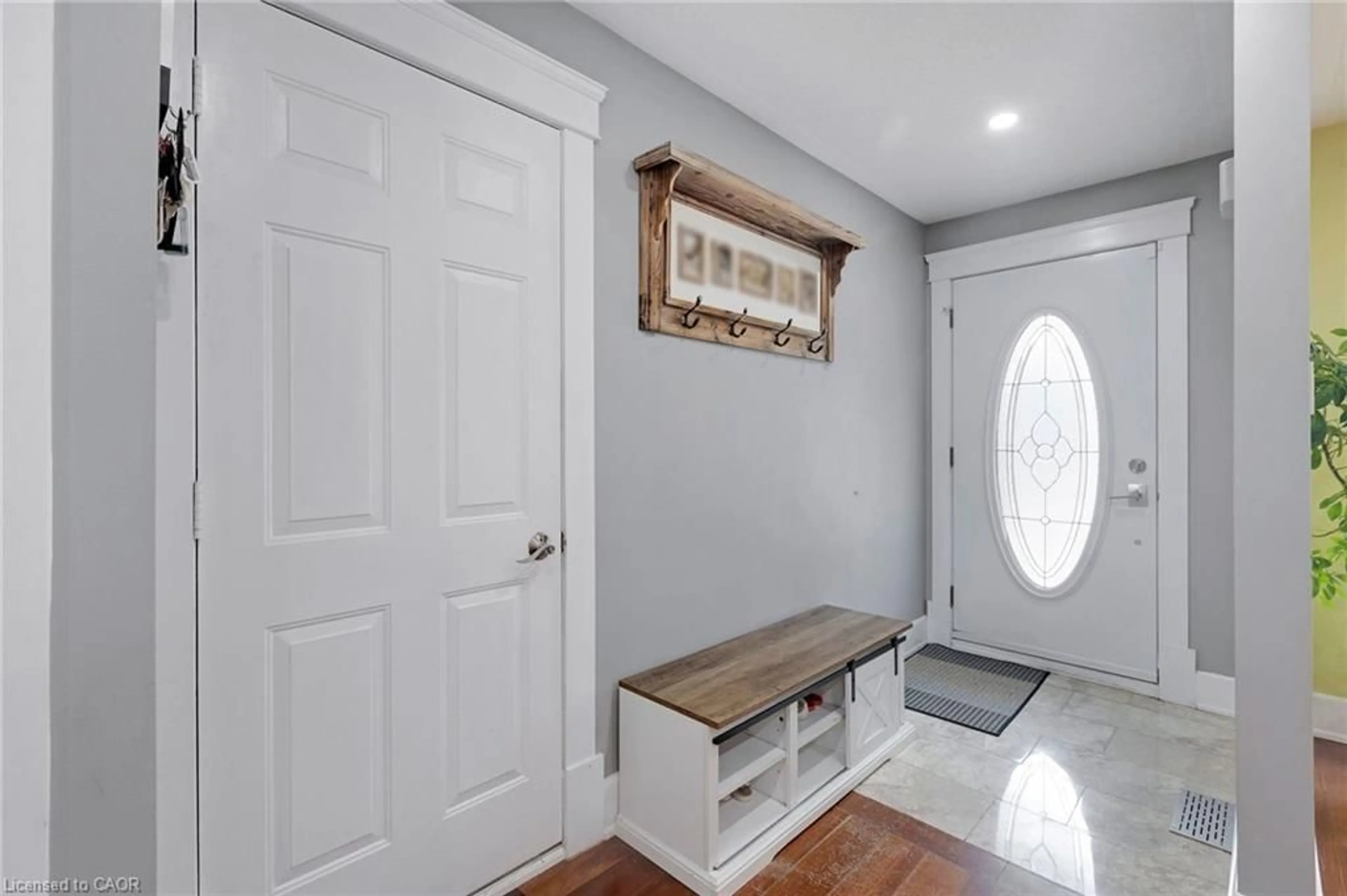Indoor entryway for 92 Juniper Dr, Stoney Creek Ontario L8G 4E6