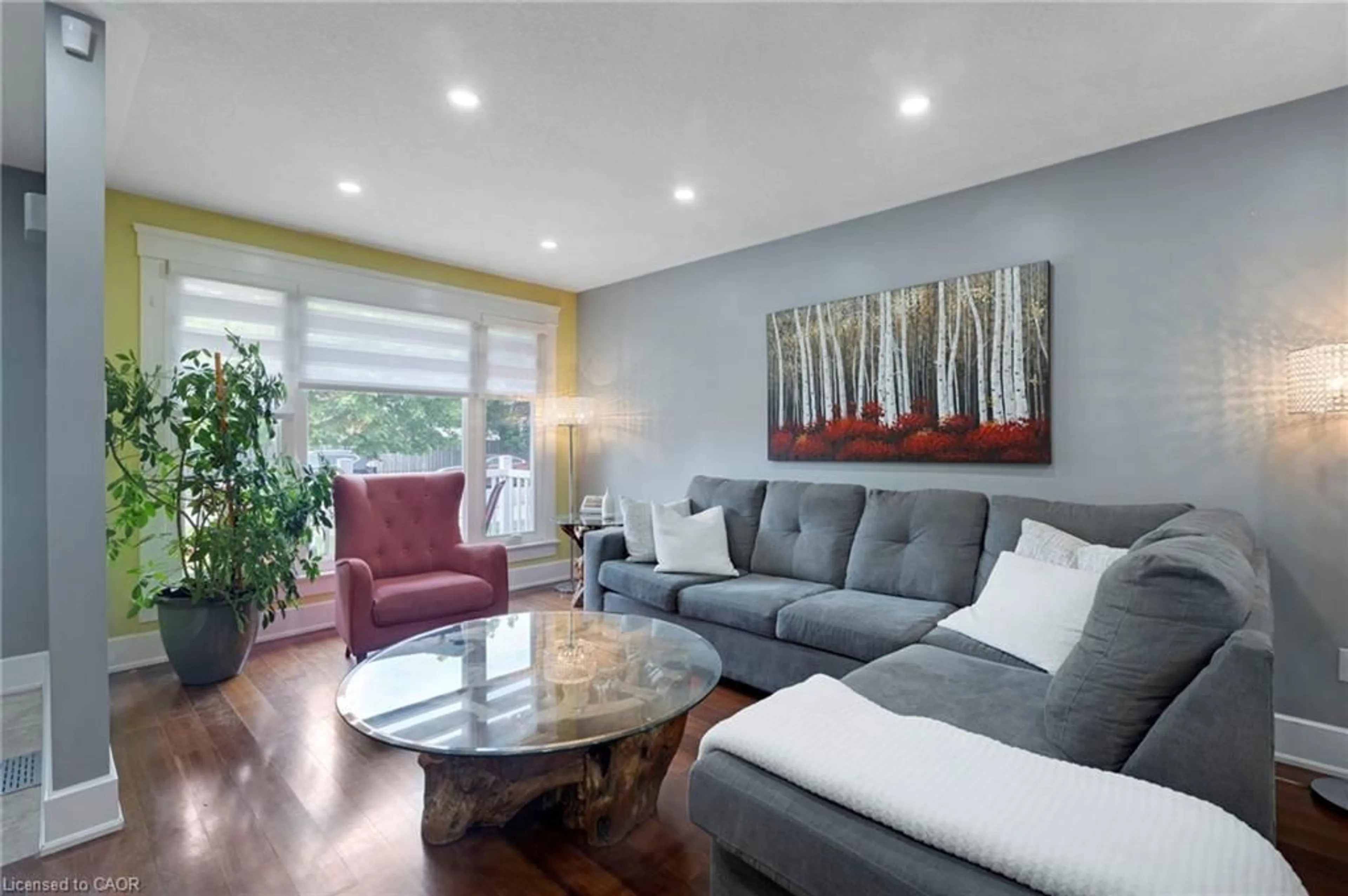 Living room with furniture, wood/laminate floor for 92 Juniper Dr, Stoney Creek Ontario L8G 4E6