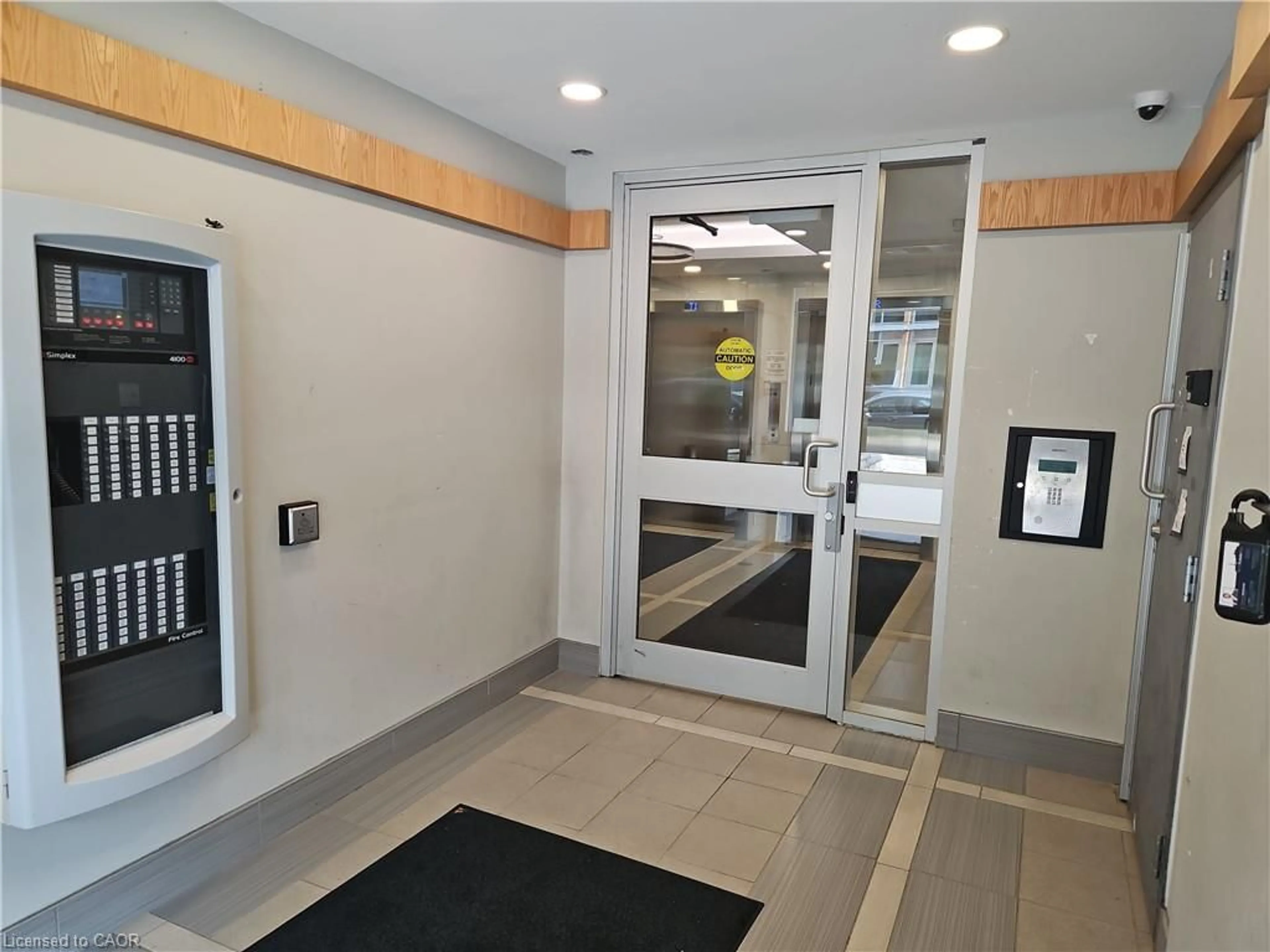 Indoor foyer for 258B Sunview St #255, Waterloo Ontario N2L 3V9