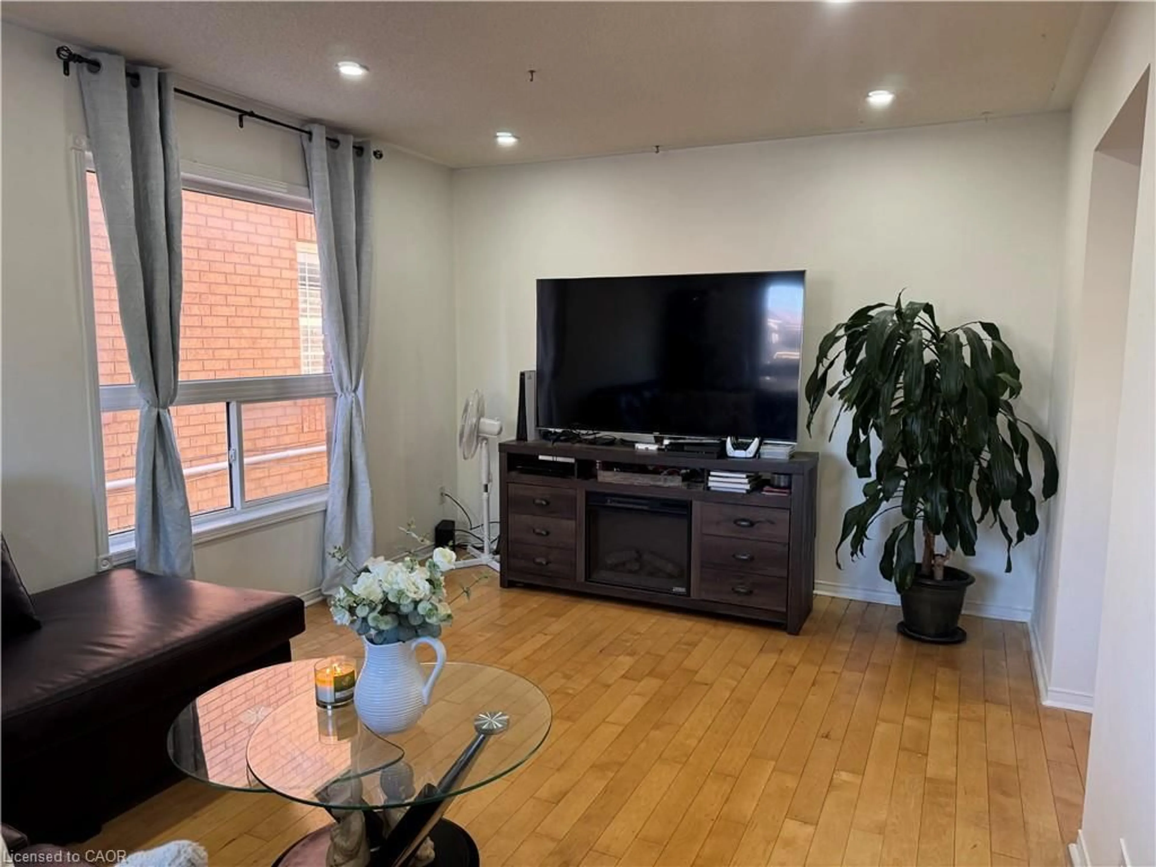 A pic of a room for 5781 Sidmouth St, Mississauga Ontario L5V 2K3