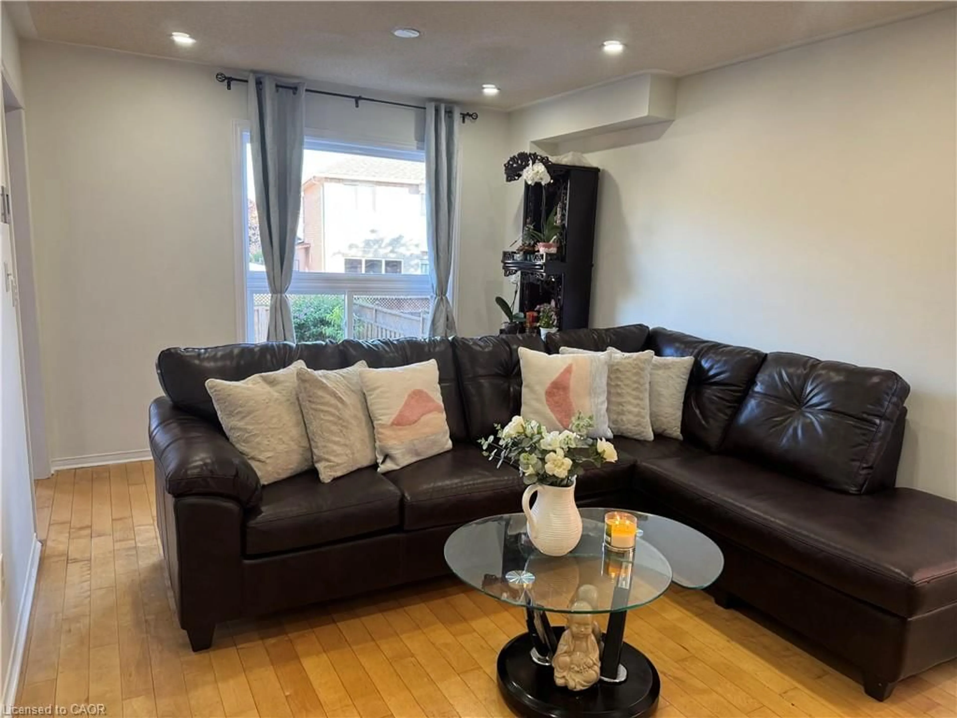 Living room with furniture, wood/laminate floor for 5781 Sidmouth St, Mississauga Ontario L5V 2K3