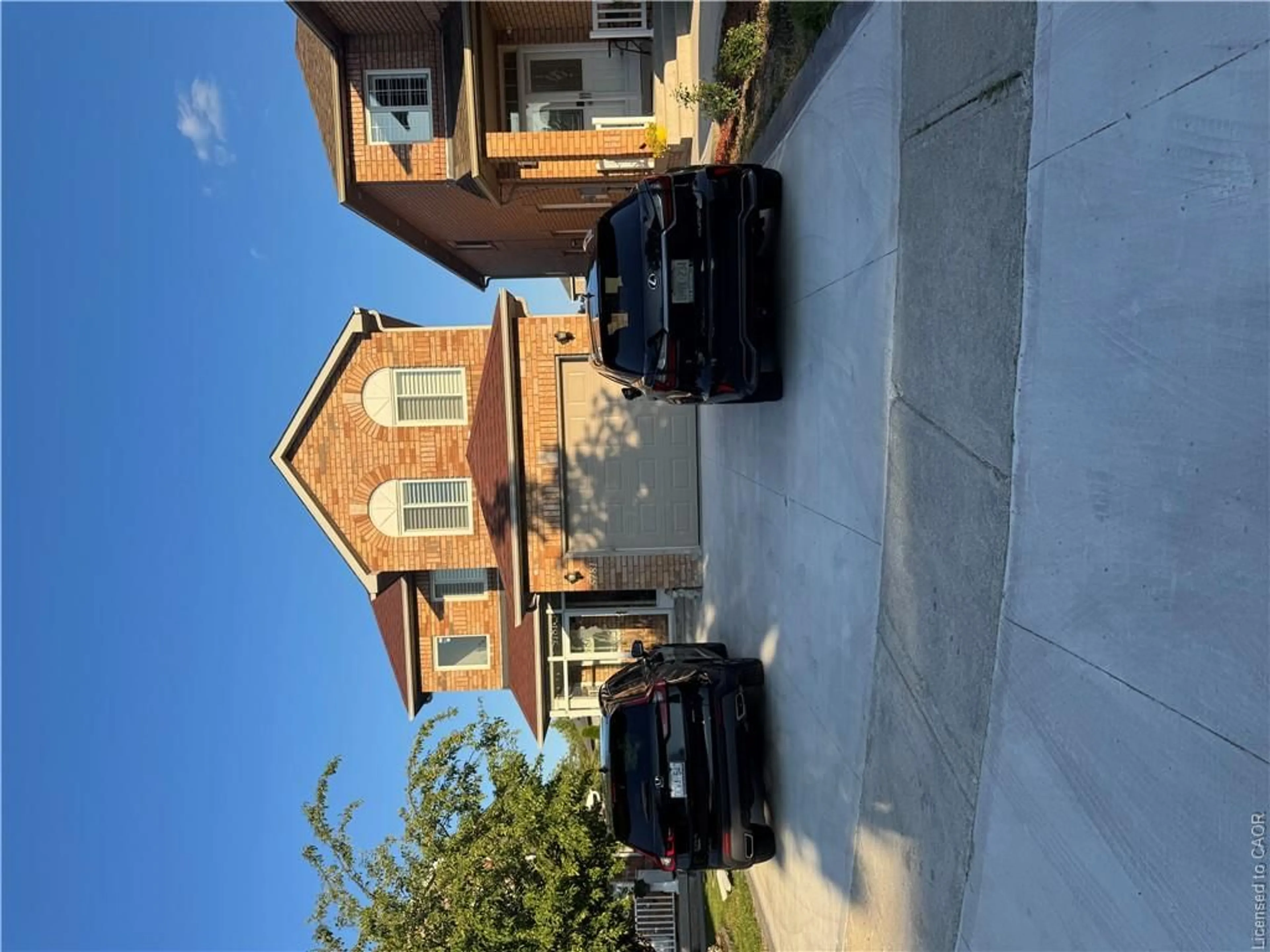 A pic from outside/outdoor area/front of a property/back of a property/a pic from drone, street for 5781 Sidmouth St, Mississauga Ontario L5V 2K3