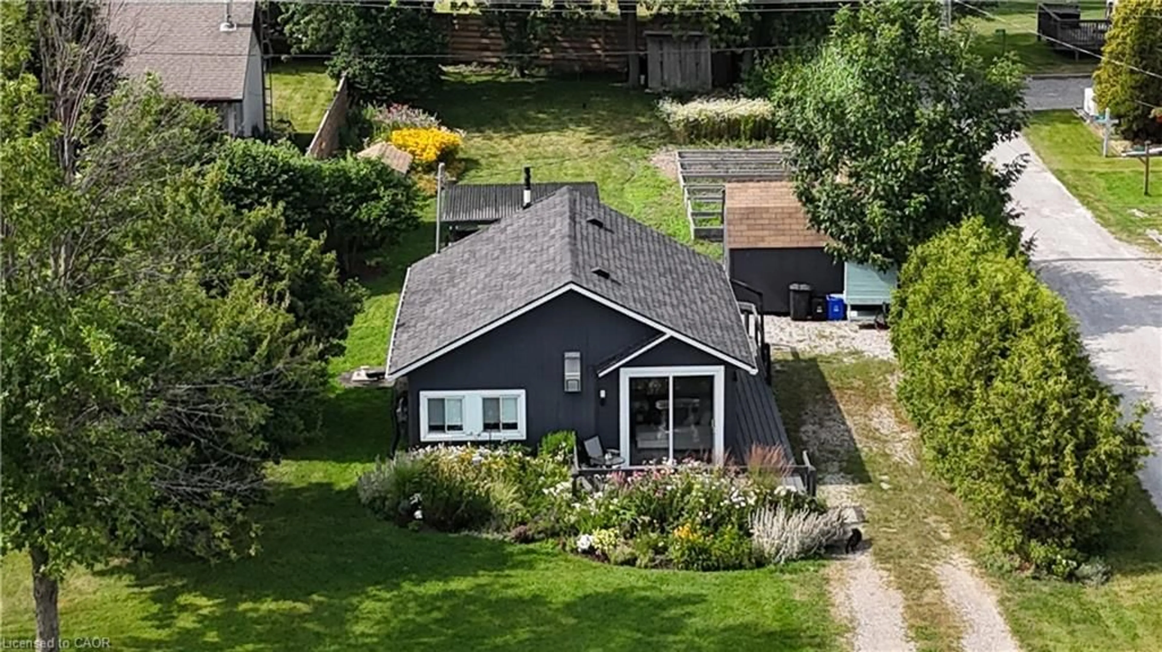 A pic from outside/outdoor area/front of a property/back of a property/a pic from drone, street for 39 Blue Water Pky, Selkirk Ontario N0A 1P0