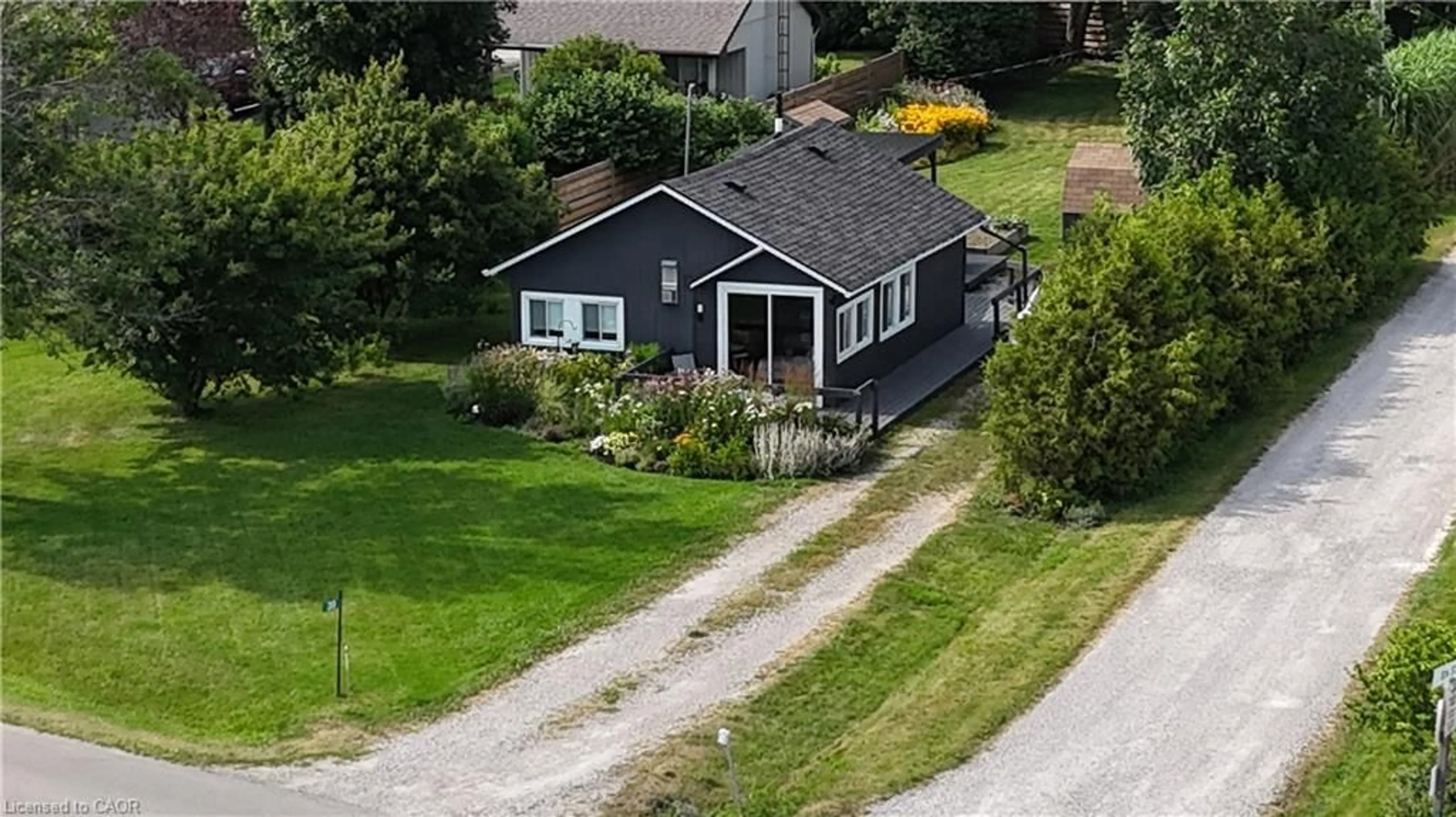 A pic from outside/outdoor area/front of a property/back of a property/a pic from drone, street for 39 Blue Water Pky, Selkirk Ontario N0A 1P0