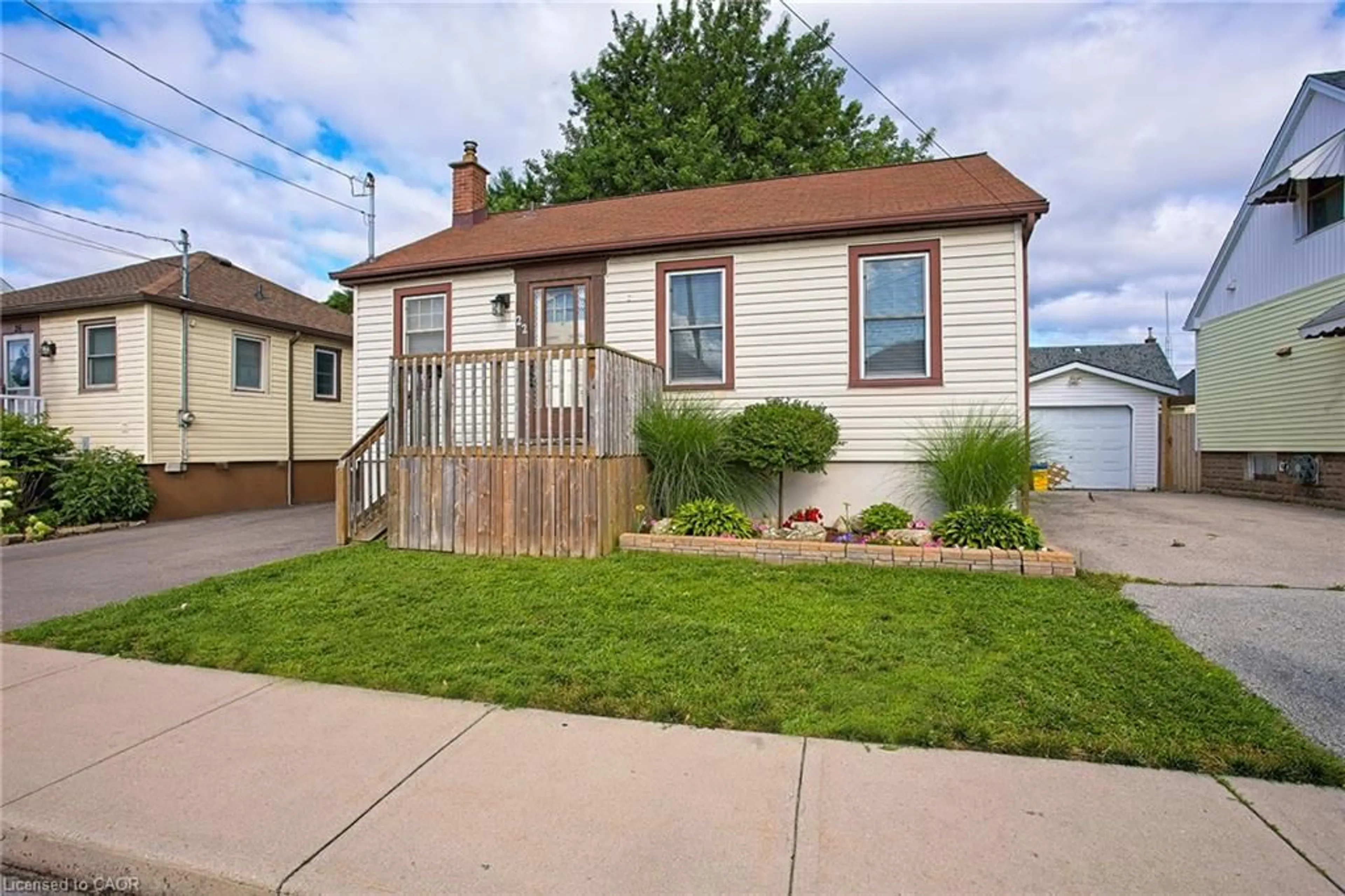 Home with vinyl exterior material, water/lake/river/ocean view for 22 East 11th St, Hamilton Ontario L9A 3T2