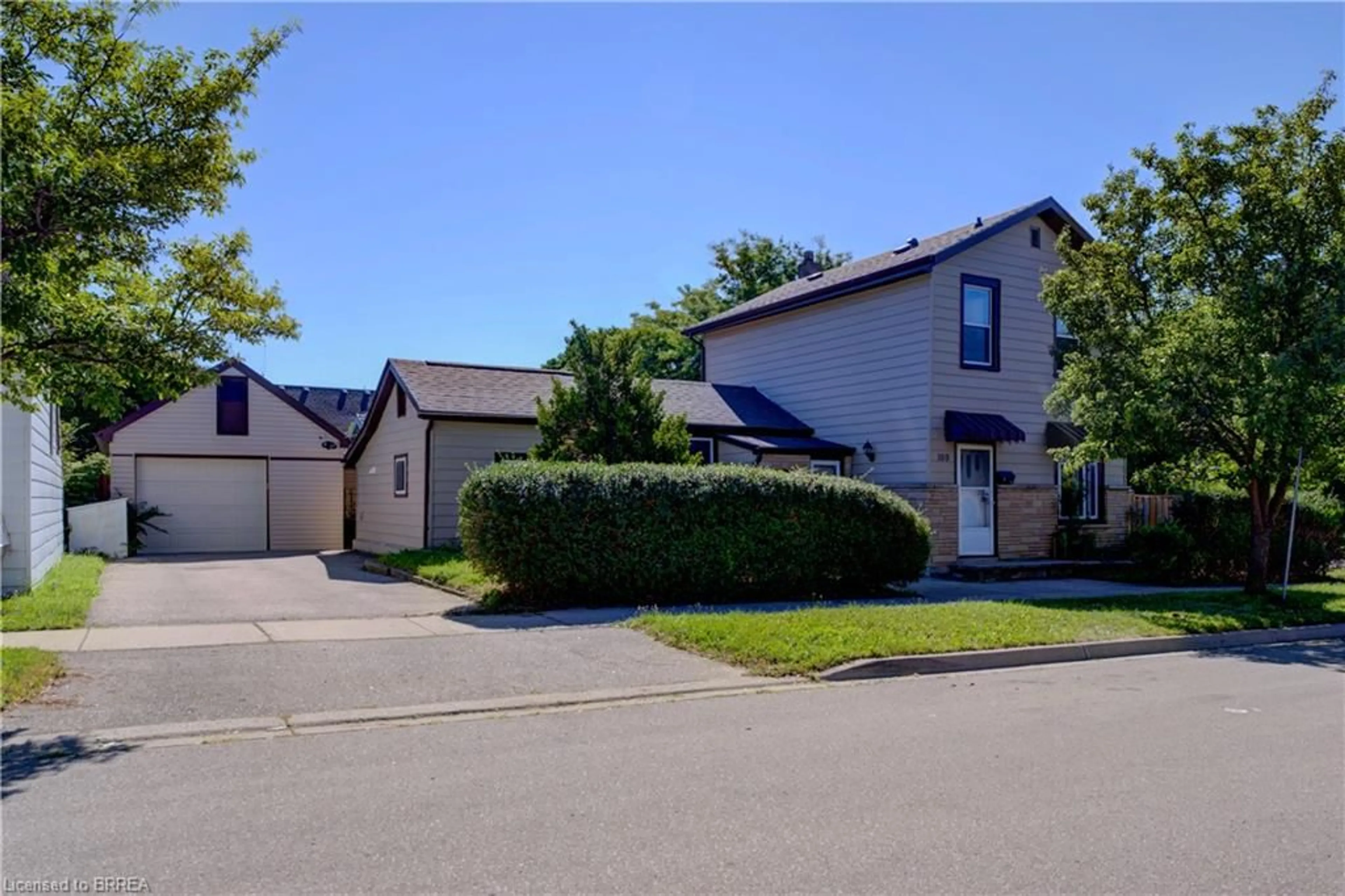 A pic from outside/outdoor area/front of a property/back of a property/a pic from drone, street for 169 George St, Brantford Ontario N3T 2Z2