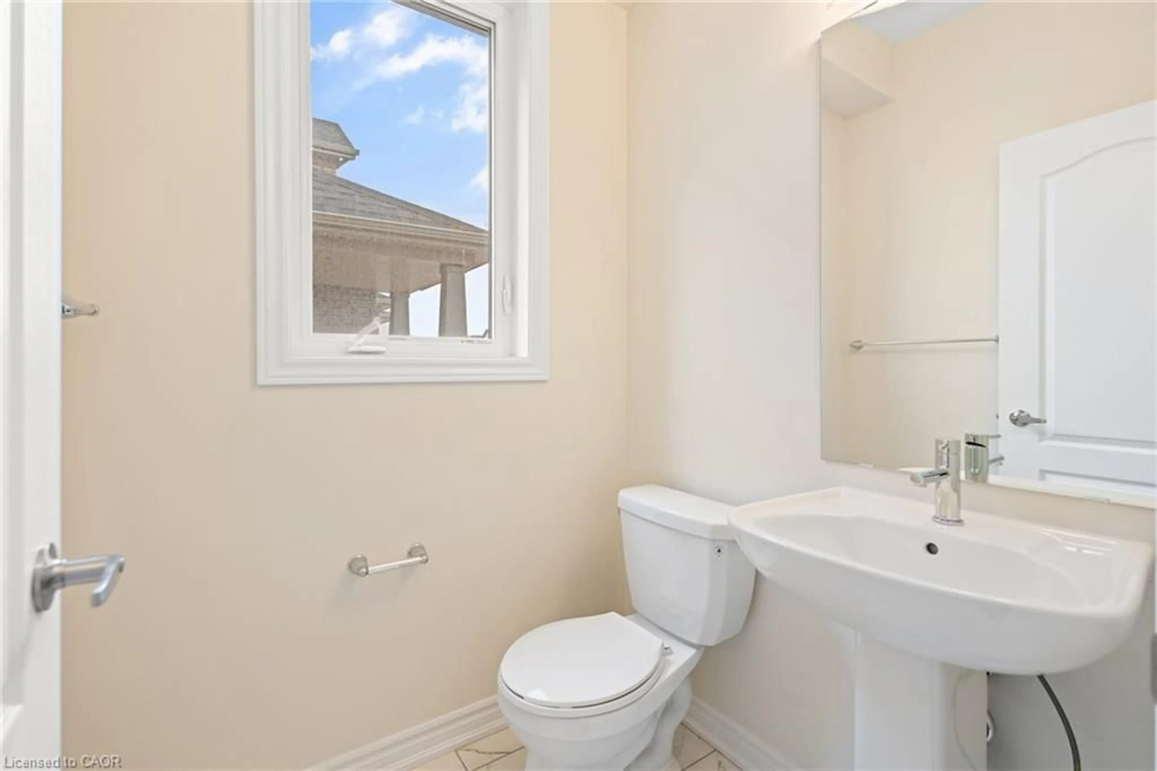 Standard bathroom, ceramic/tile floor for 59 Ever Sweet Way, Thorold Ontario L2V 0K9
