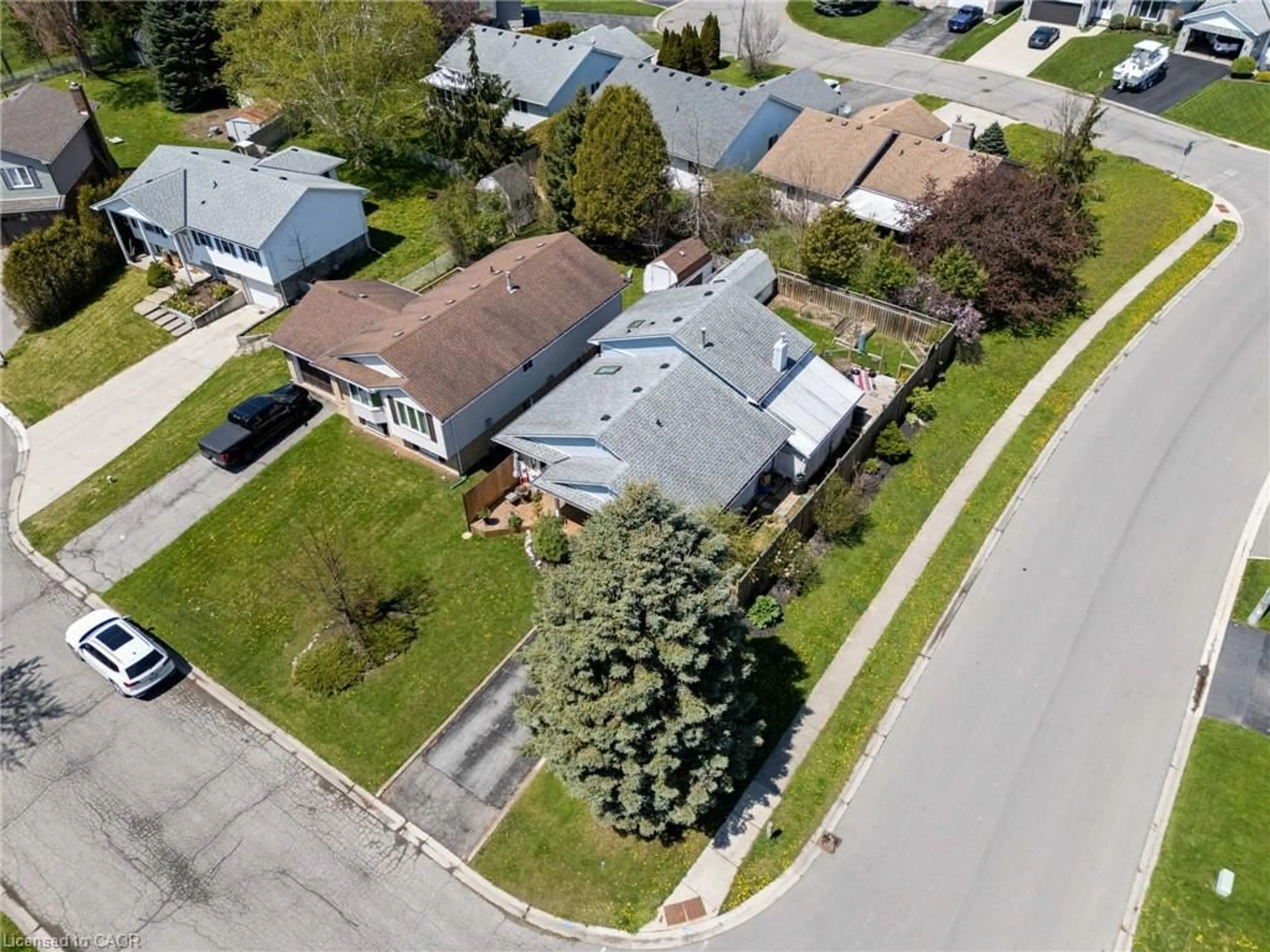 A pic from outside/outdoor area/front of a property/back of a property/a pic from drone, street for 2 Hampton Crt, Port Dover Ontario N0A 1N4