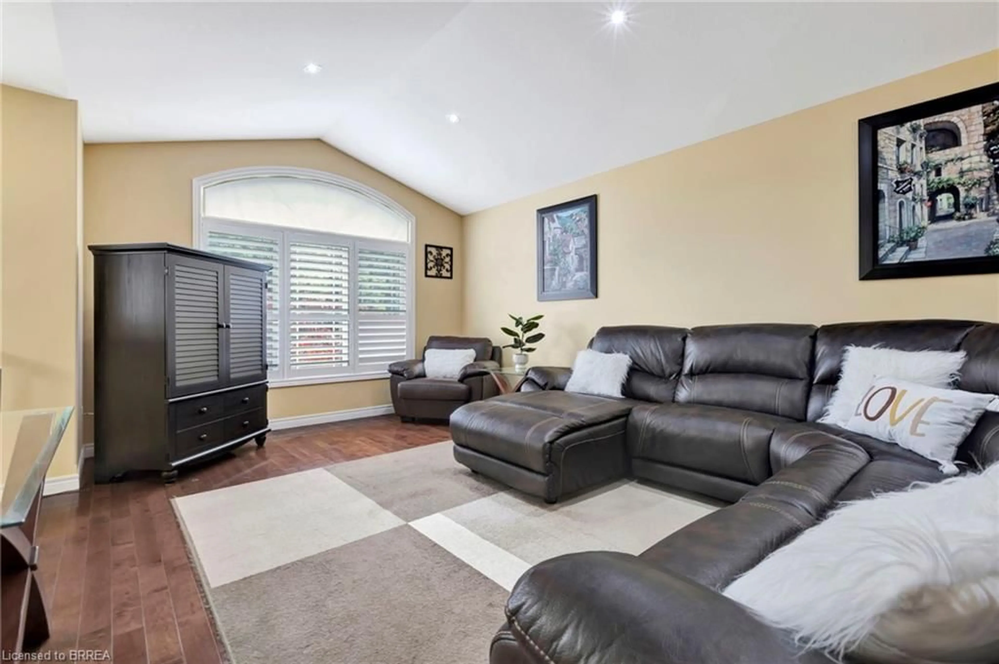 Living room with furniture, unknown for 10 Stratford Terr, Brantford Ontario N3T 6P6