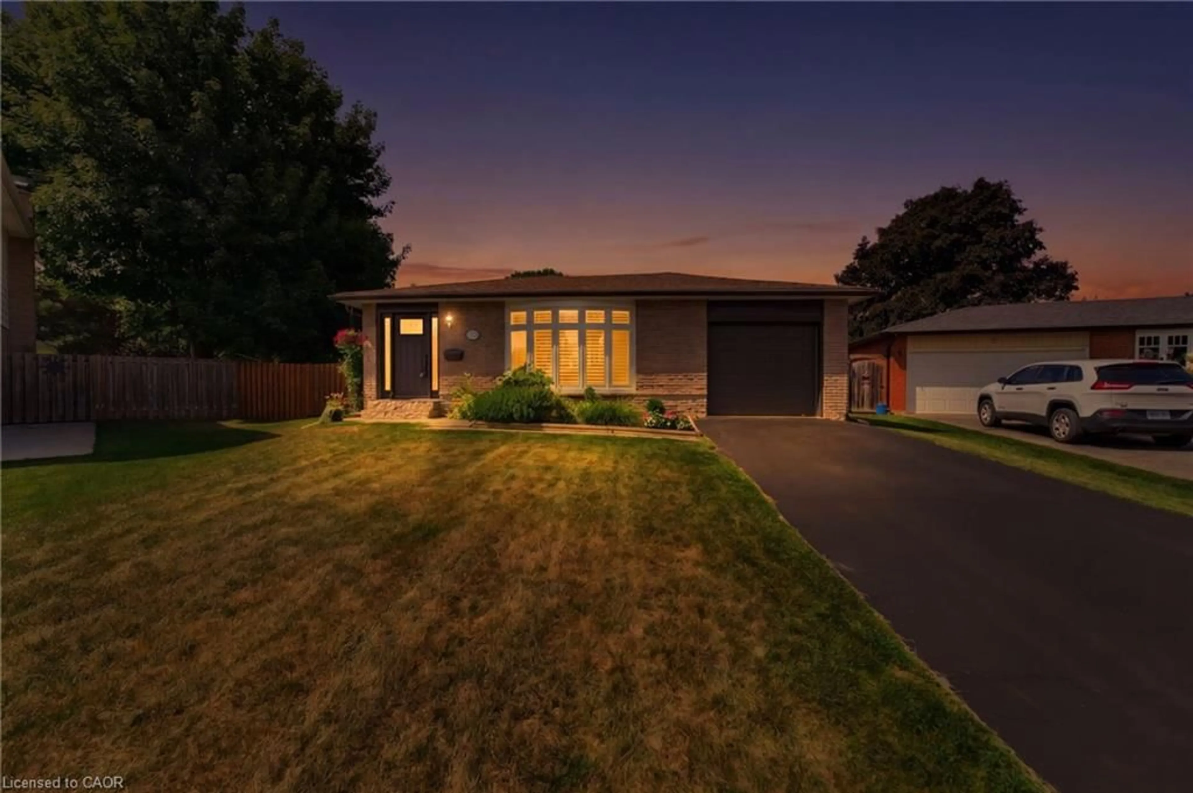 A pic from outside/outdoor area/front of a property/back of a property/a pic from drone, street for 20 Clover Crt, Paris Ontario N3L 3M7