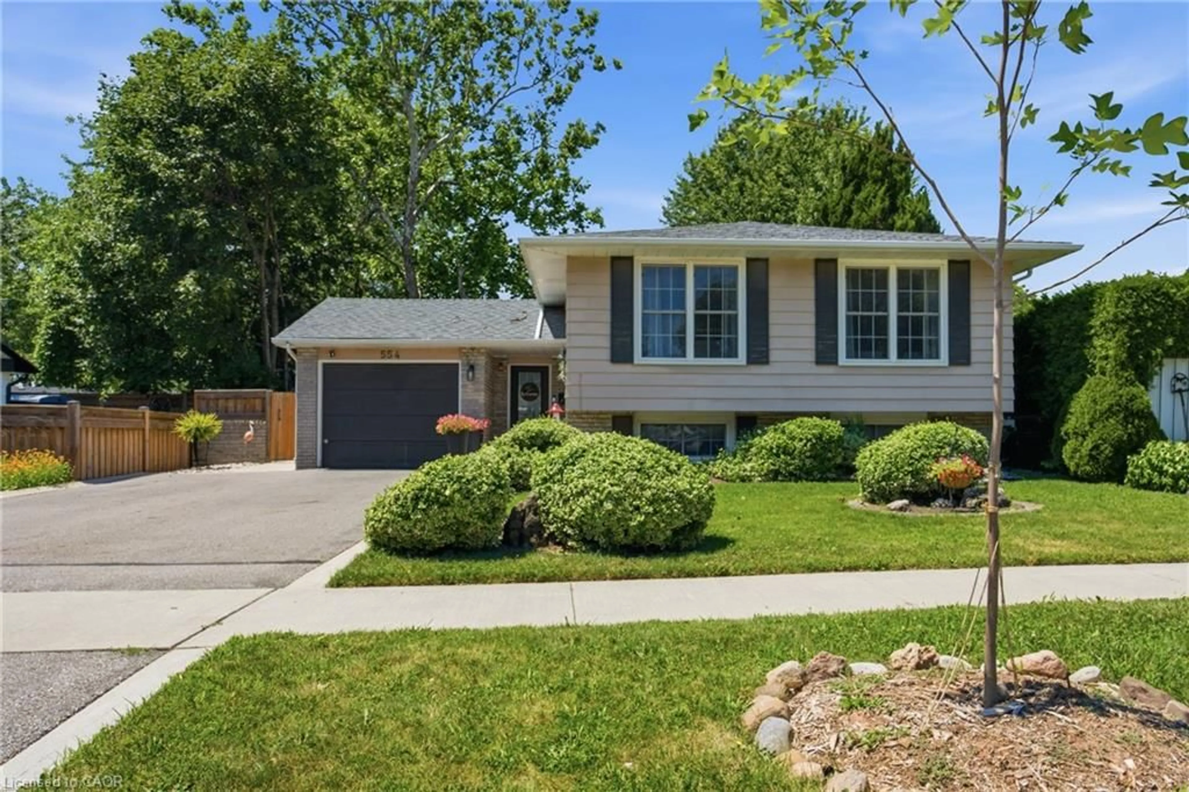Home with vinyl exterior material, street for 554 Chamberlain Rd, Burlington Ontario L7L 2V4