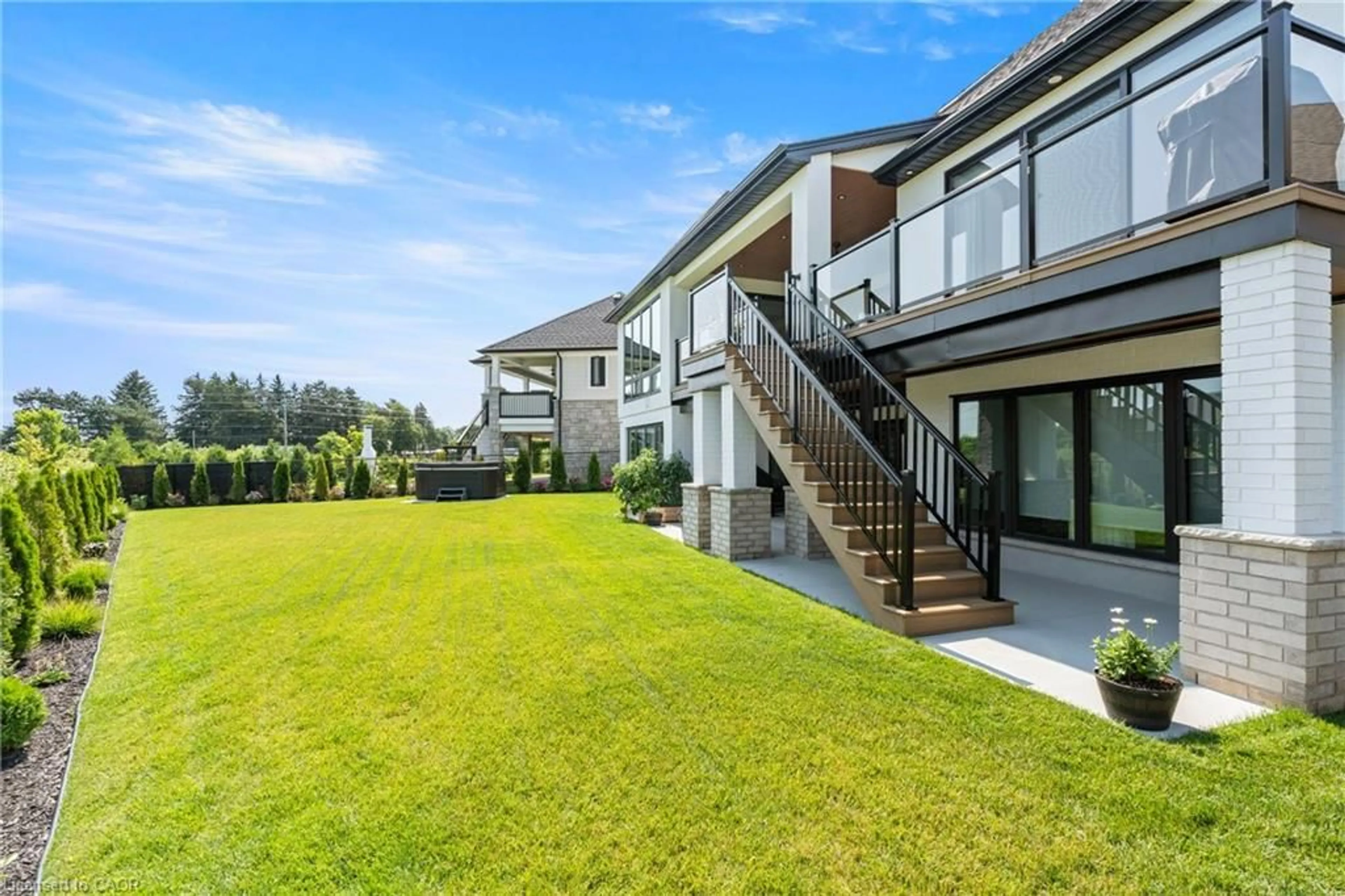 Patio, mountain view for 55 Swan Ave, Fonthill Ontario L3E 1E6