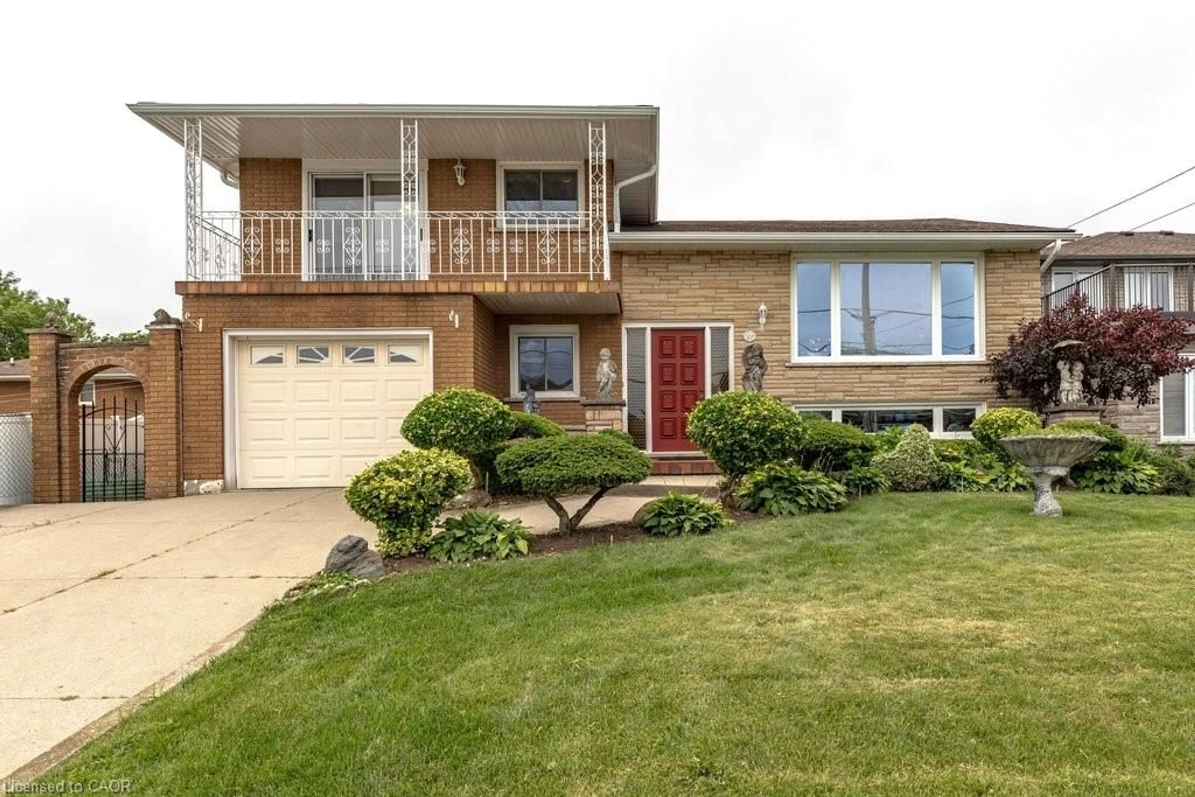 Home with vinyl exterior material, street for 268 Federal St, Stoney Creek Ontario L8E 1P7