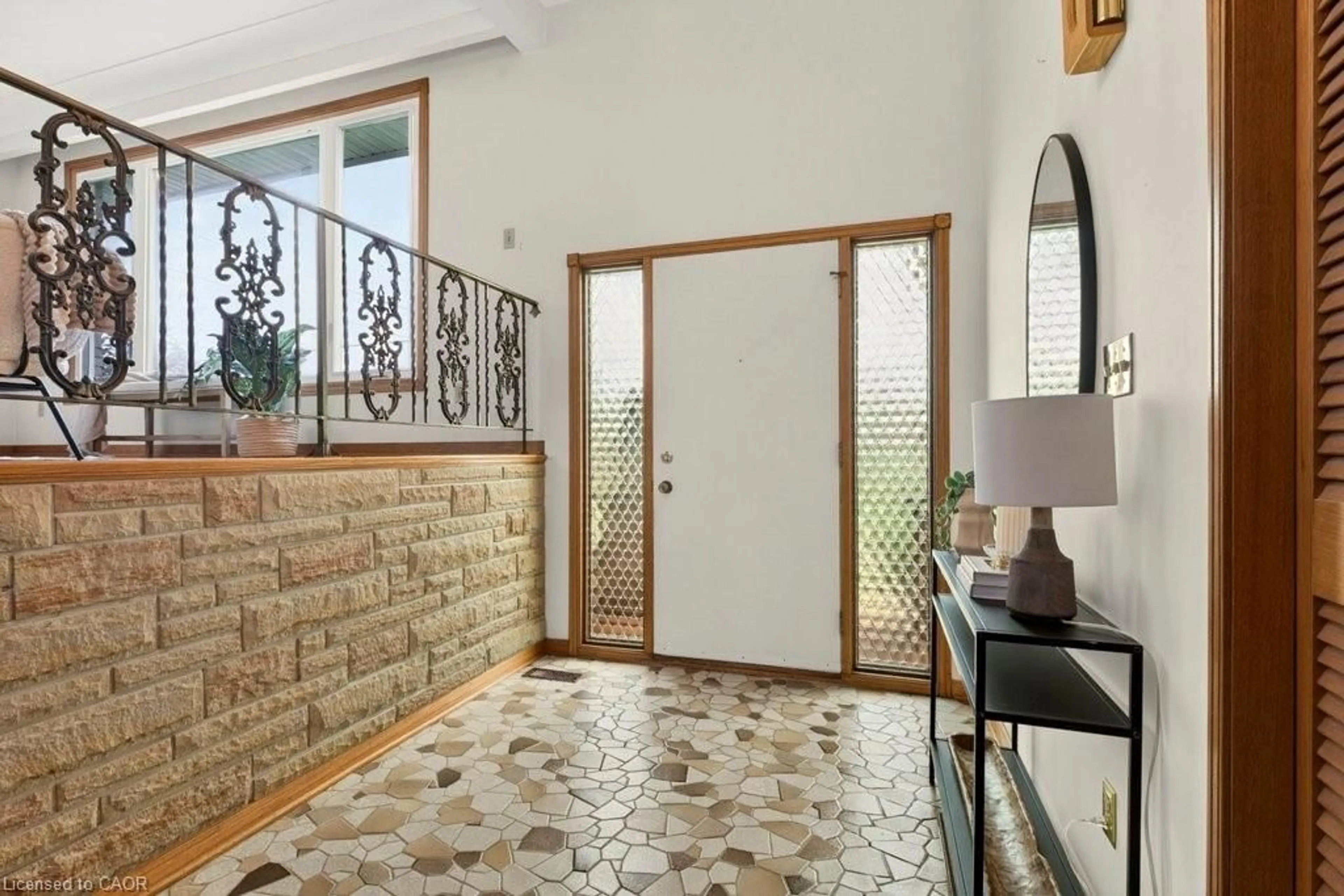 Indoor foyer for 268 Federal St, Stoney Creek Ontario L8E 1P7