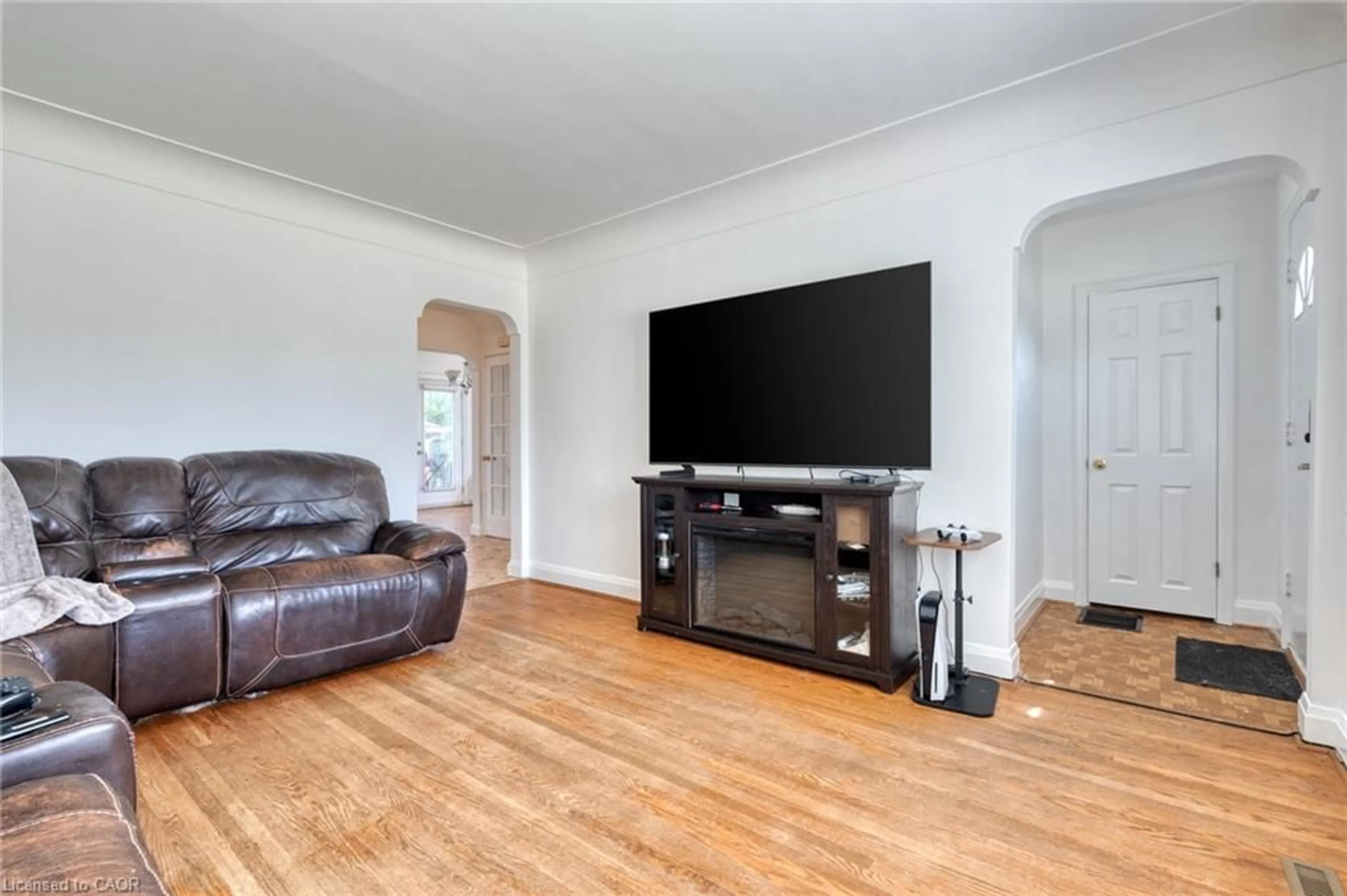 Living room with furniture, unknown for 27 Delevan Cres, Hamilton Ontario L9A 4A8