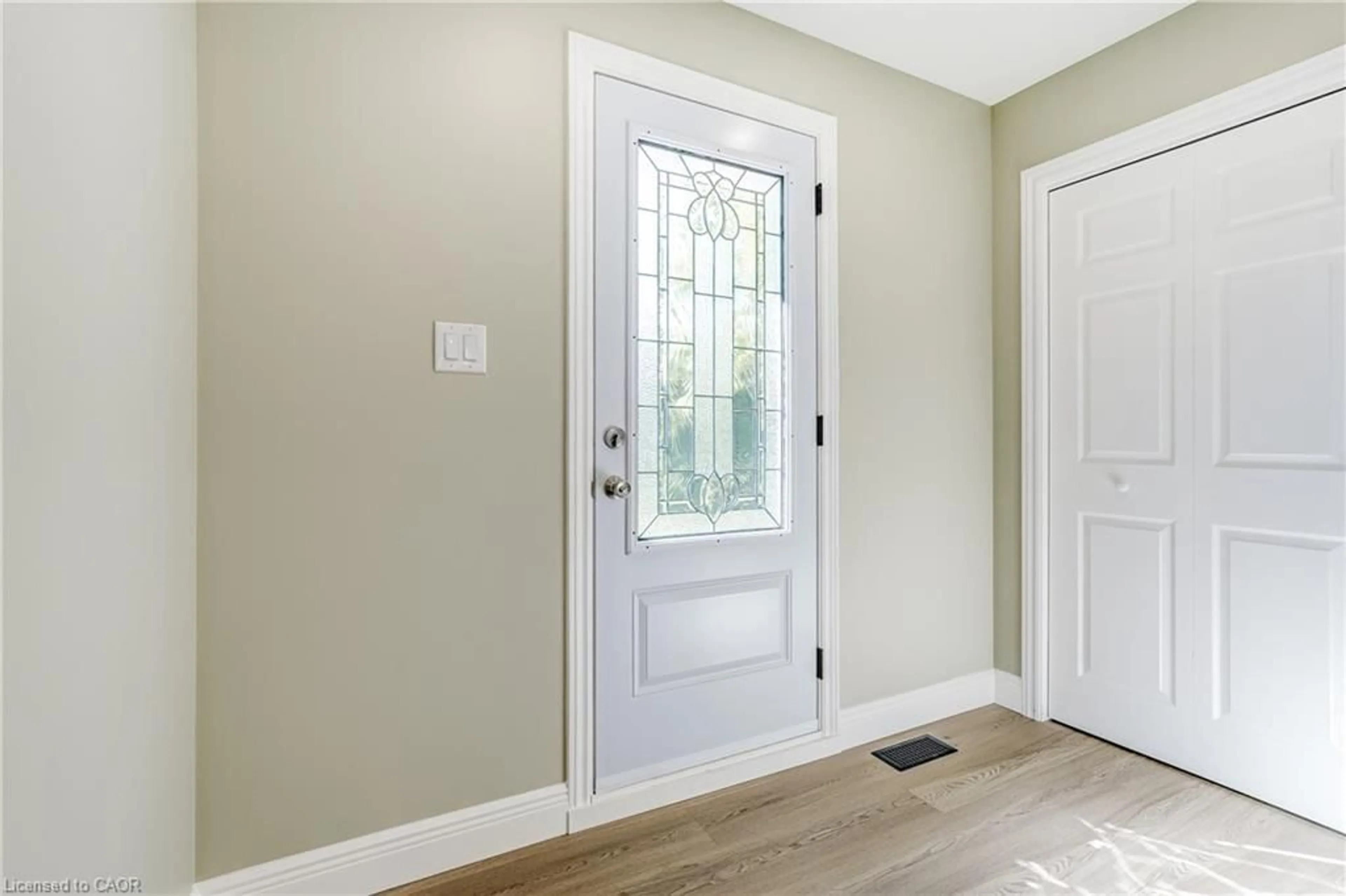 Indoor entryway for 191 Glenmor Dr, Caledonia Ontario N3W 1K3