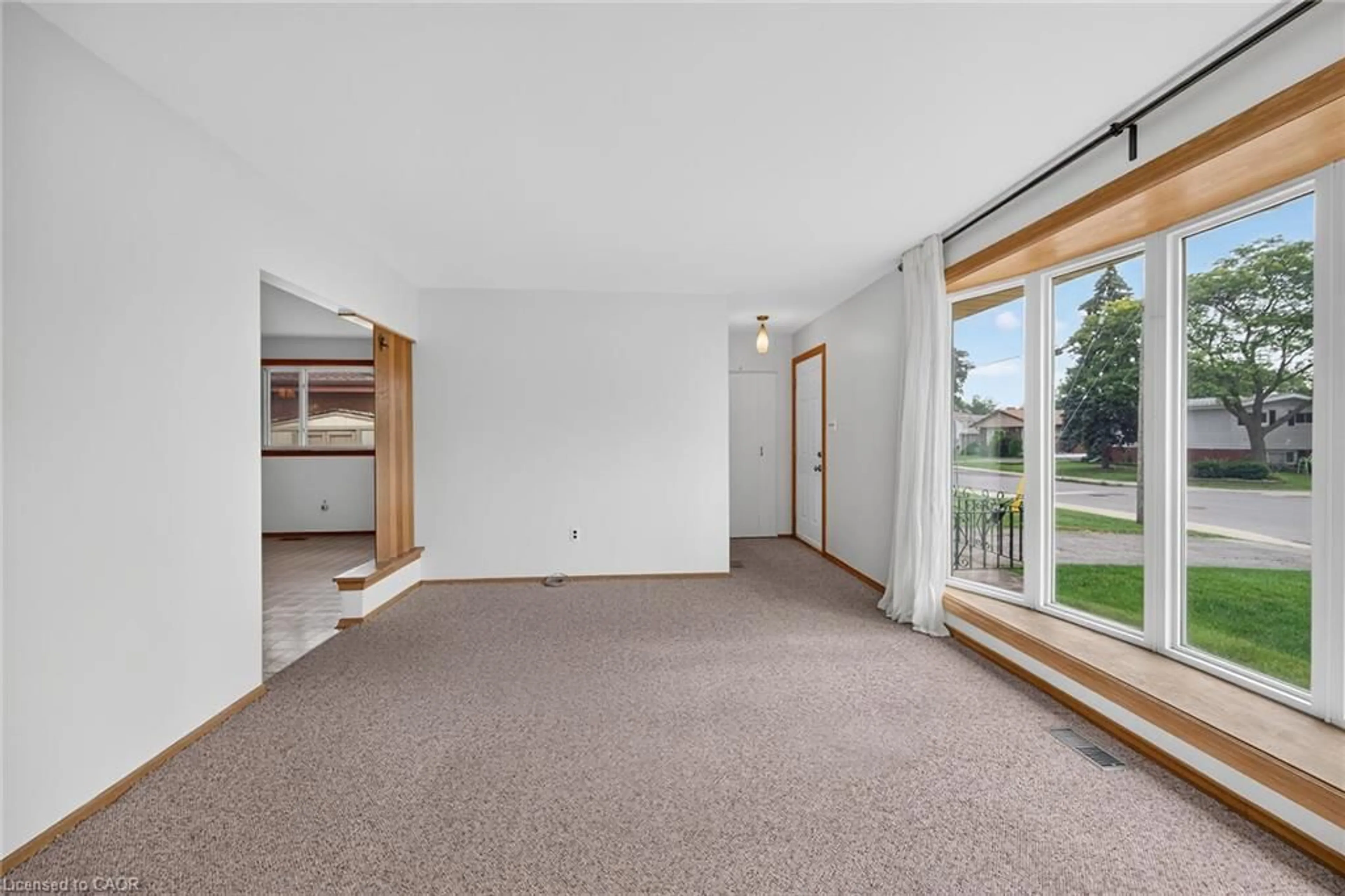Indoor foyer for 70 Bishopsgate Ave, Hamilton Ontario L8V 3K4