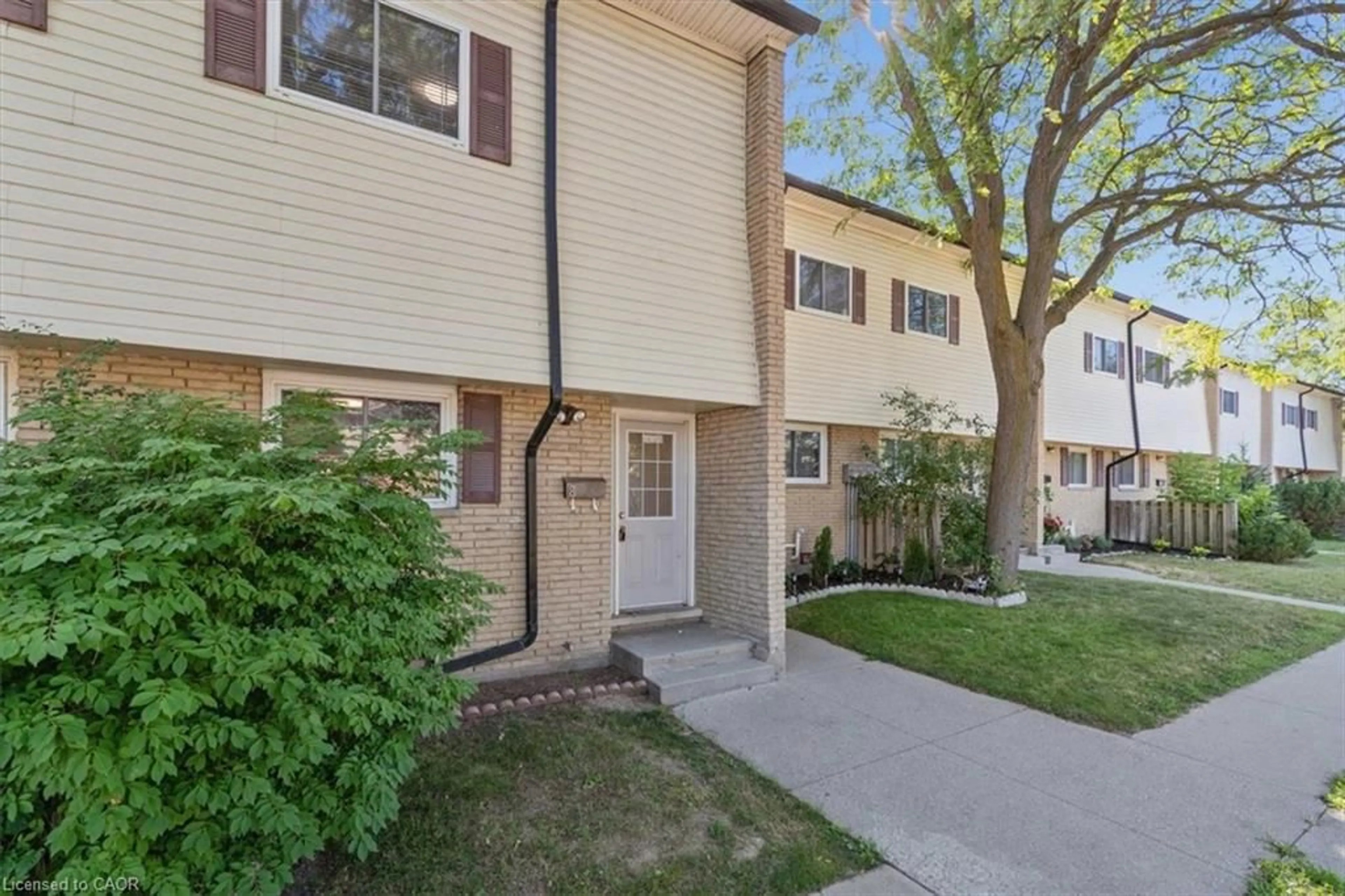 Patio, street for 211 Veronica Dr #8, Kitchener Ontario N2A 2R8