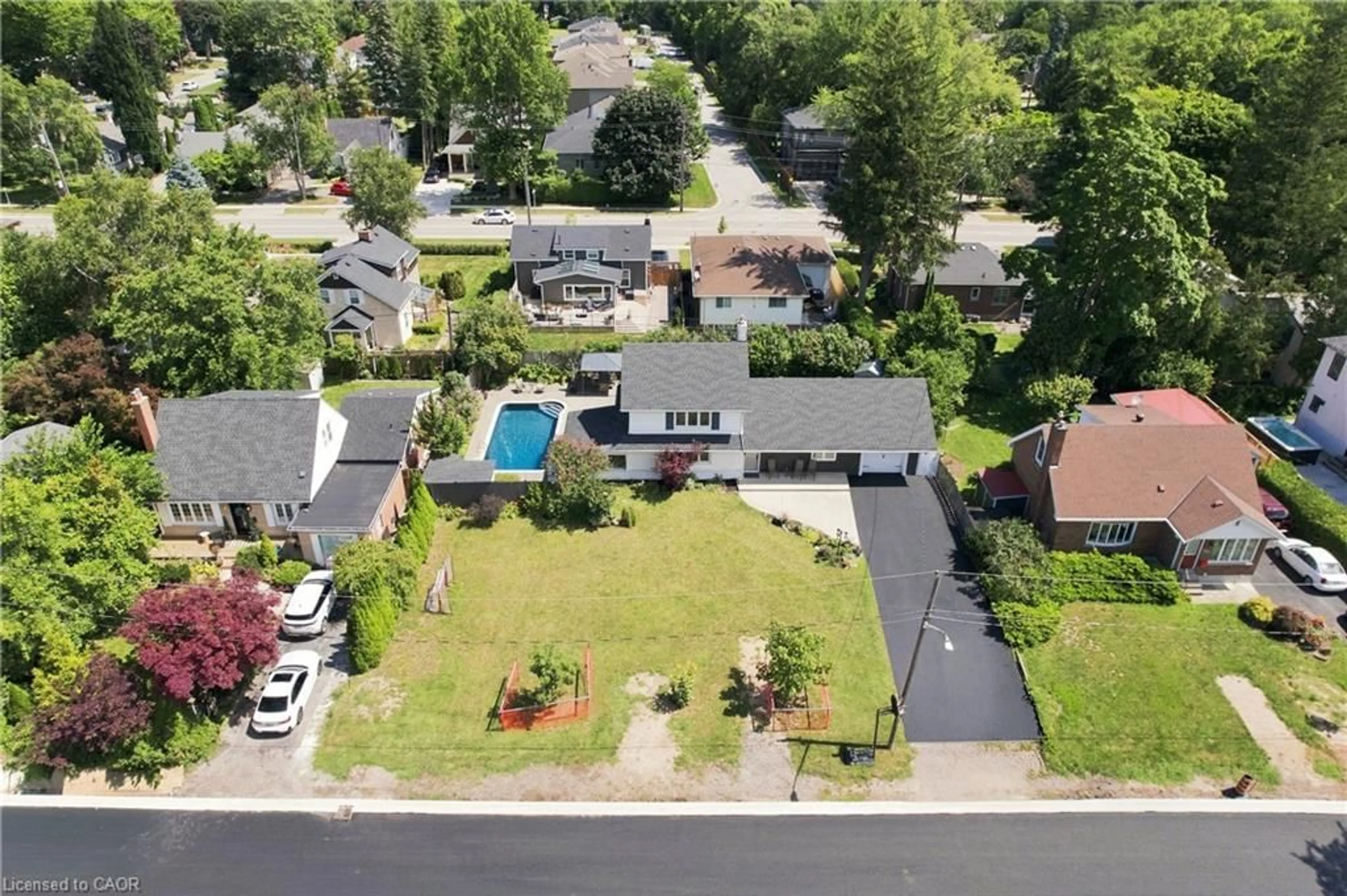A pic from outside/outdoor area/front of a property/back of a property/a pic from drone, street for 937 Park Ave, Burlington Ontario L7T 1N8