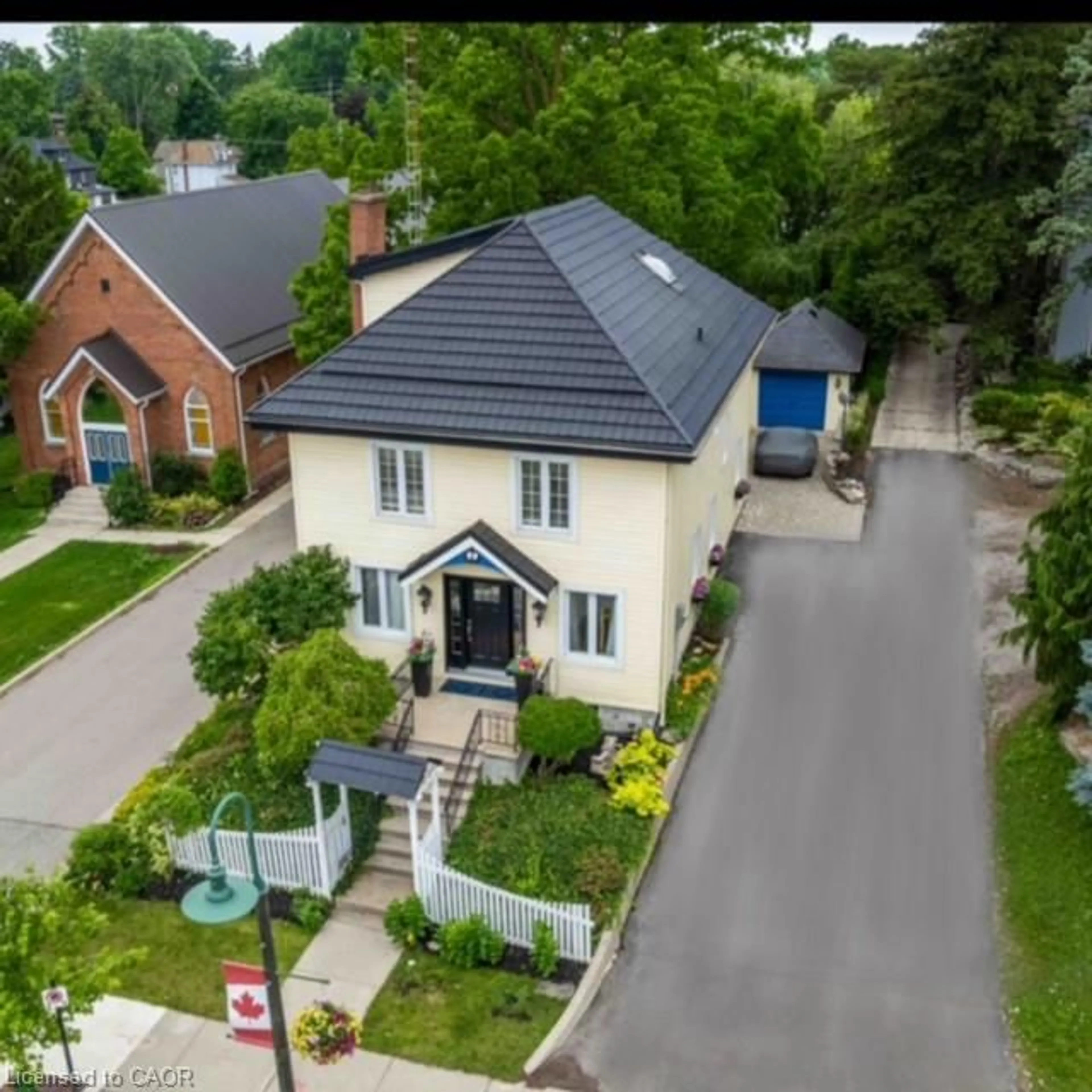 A pic from outside/outdoor area/front of a property/back of a property/a pic from drone, street for 99 Argyle St, Caledonia Ontario N3W 1B8