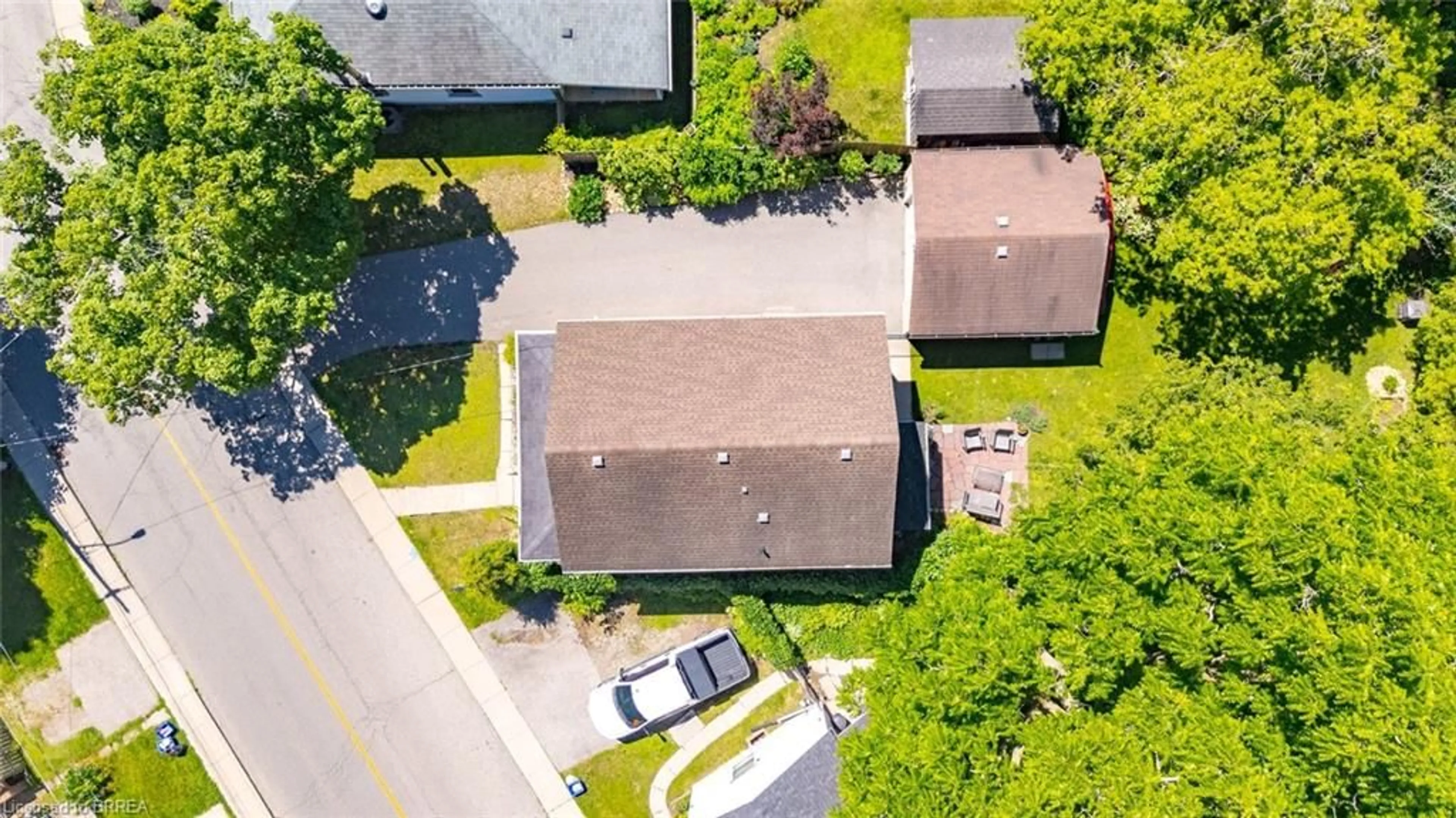 A pic from outside/outdoor area/front of a property/back of a property/a pic from drone, street for 73 Grand River St, Paris Ontario N3L 2B5