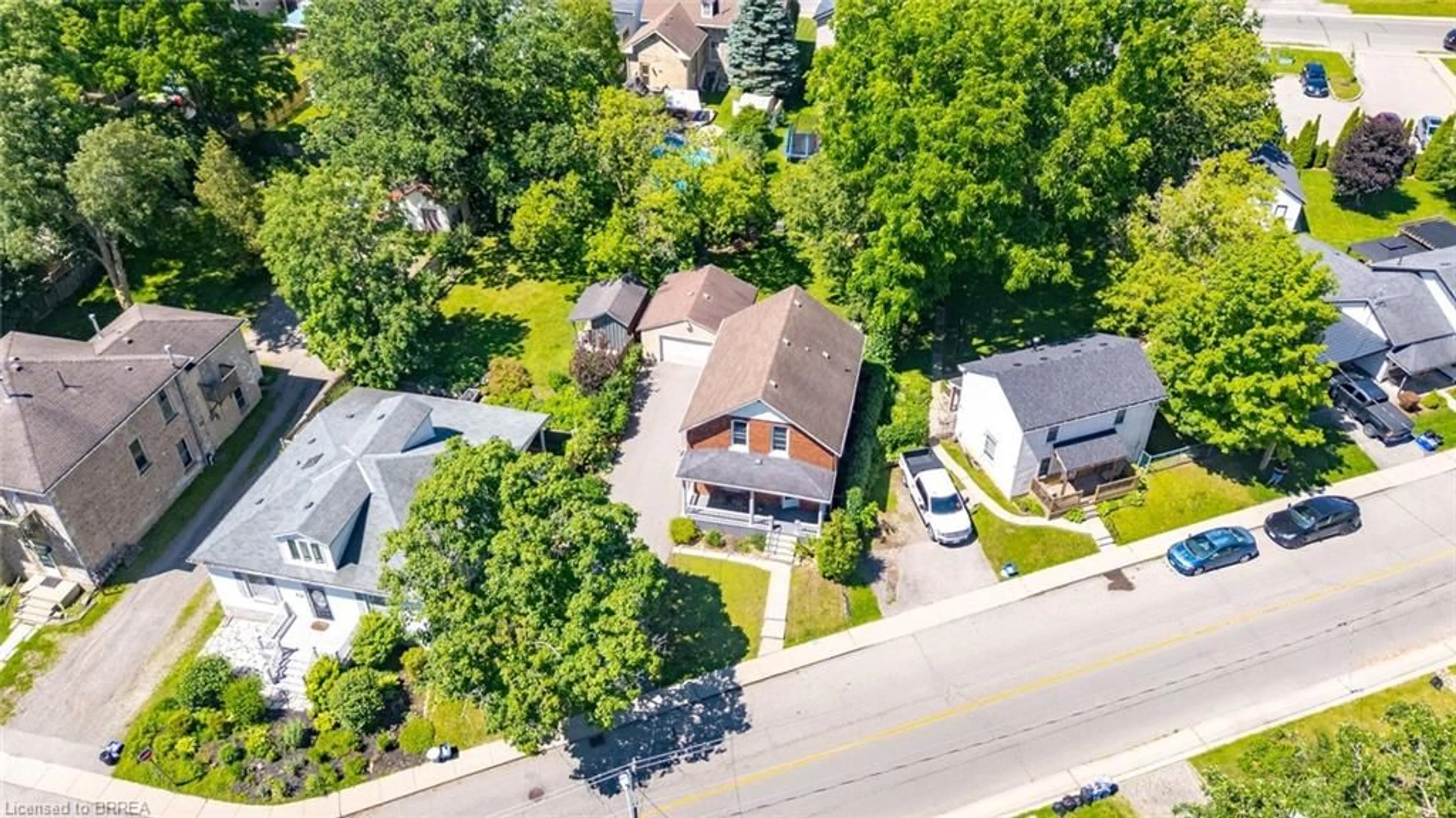 A pic from outside/outdoor area/front of a property/back of a property/a pic from drone, street for 73 Grand River St, Paris Ontario N3L 2B5