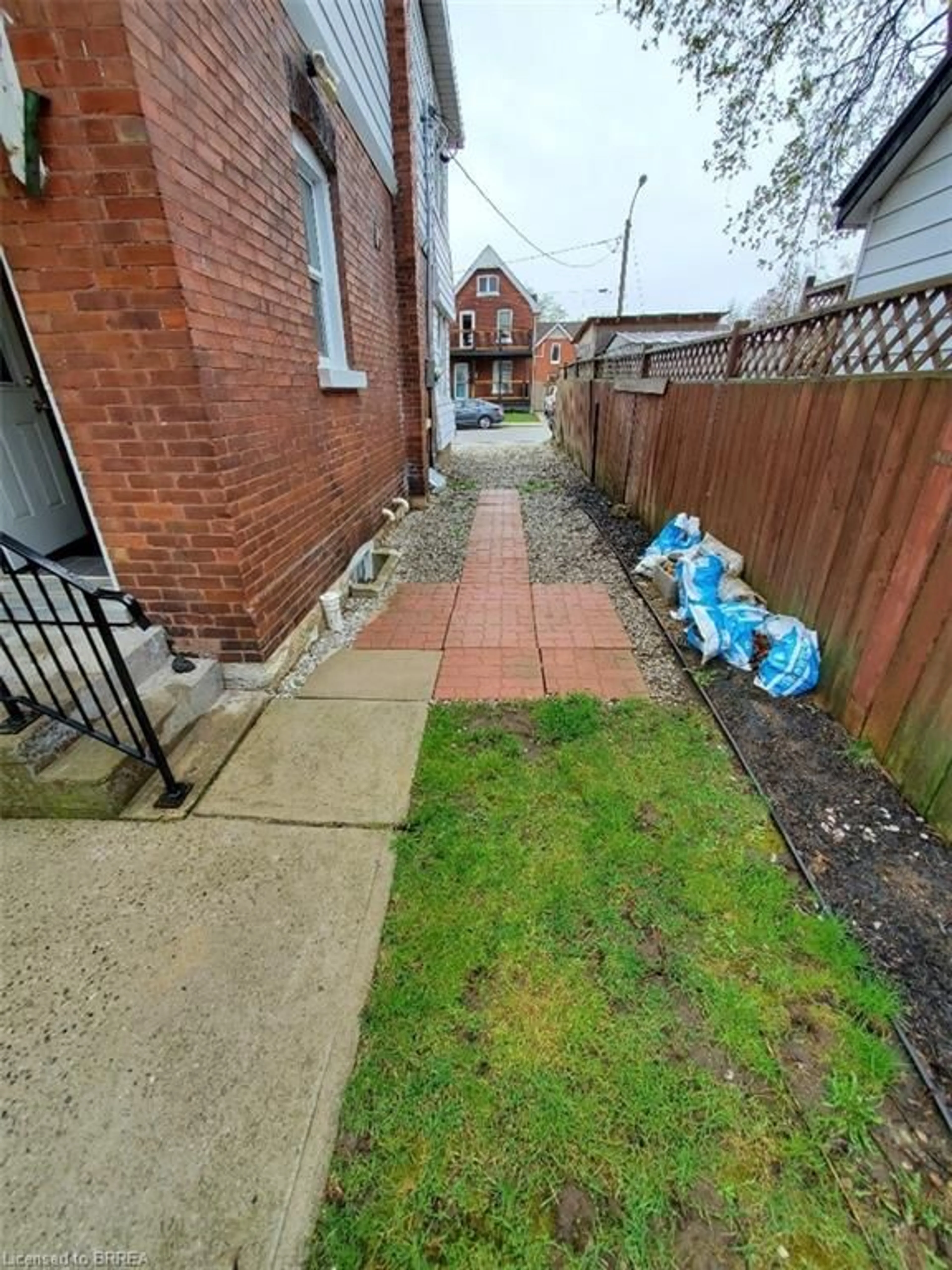A pic from outside/outdoor area/front of a property/back of a property/a pic from drone, street for 86 Victoria St, Brantford Ontario N3S 3K6