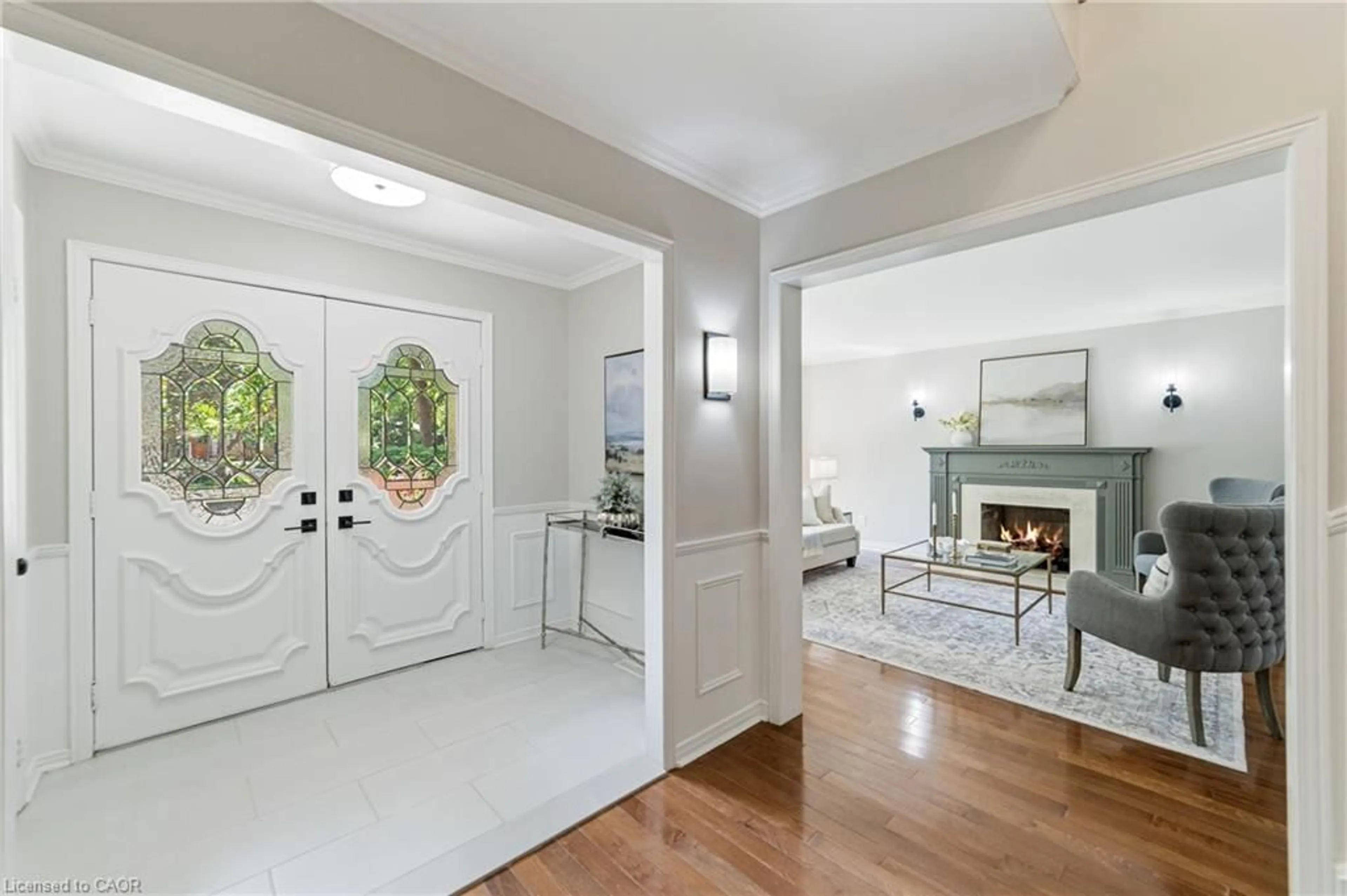 Indoor entryway for 1113 Valleywood Crt, Oakville Ontario L6M 2C4