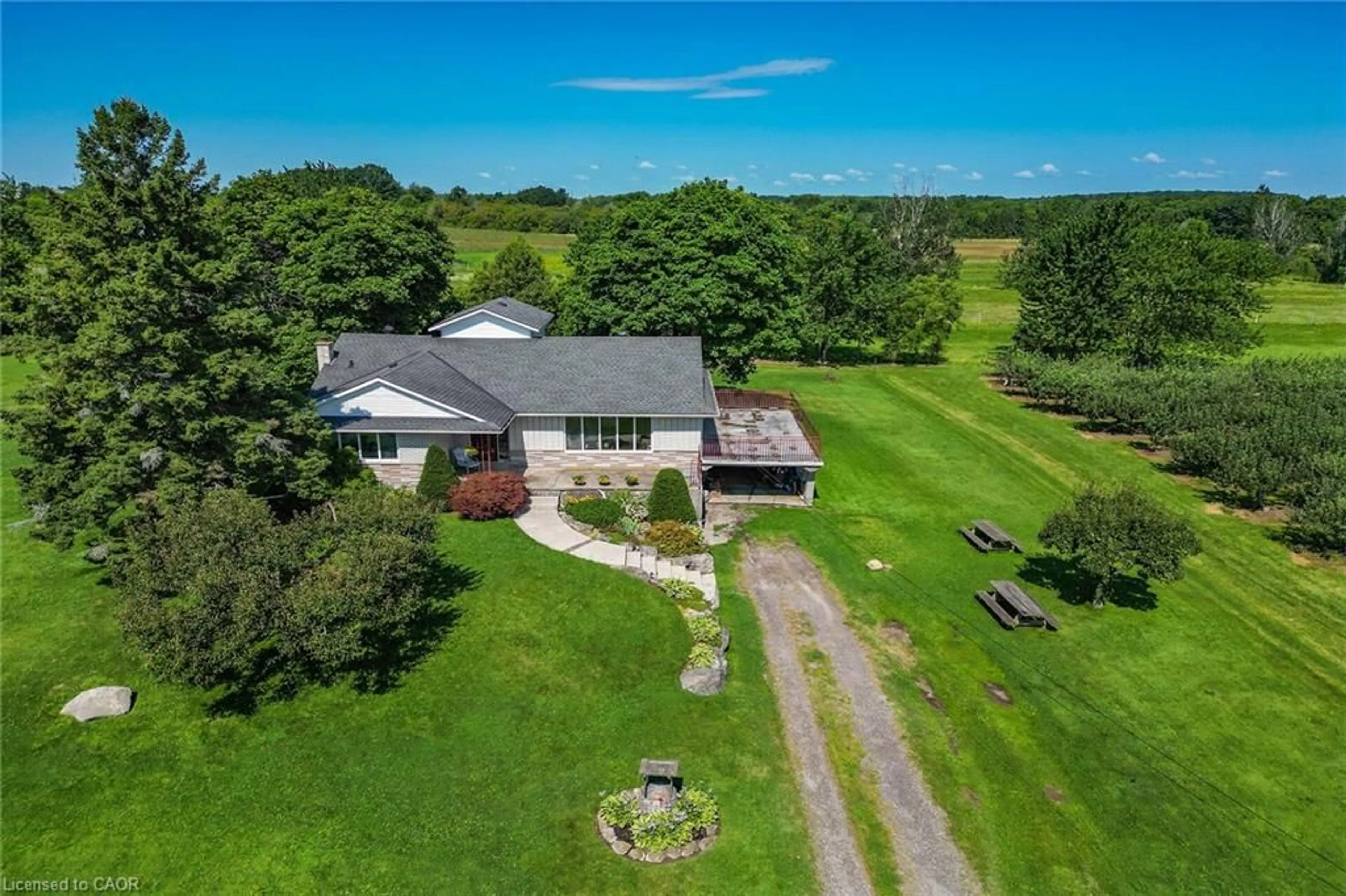 A pic from outside/outdoor area/front of a property/back of a property/a pic from drone, water/lake/river/ocean view for 134 Russ Rd, Grimsby Ontario L3M 4E7