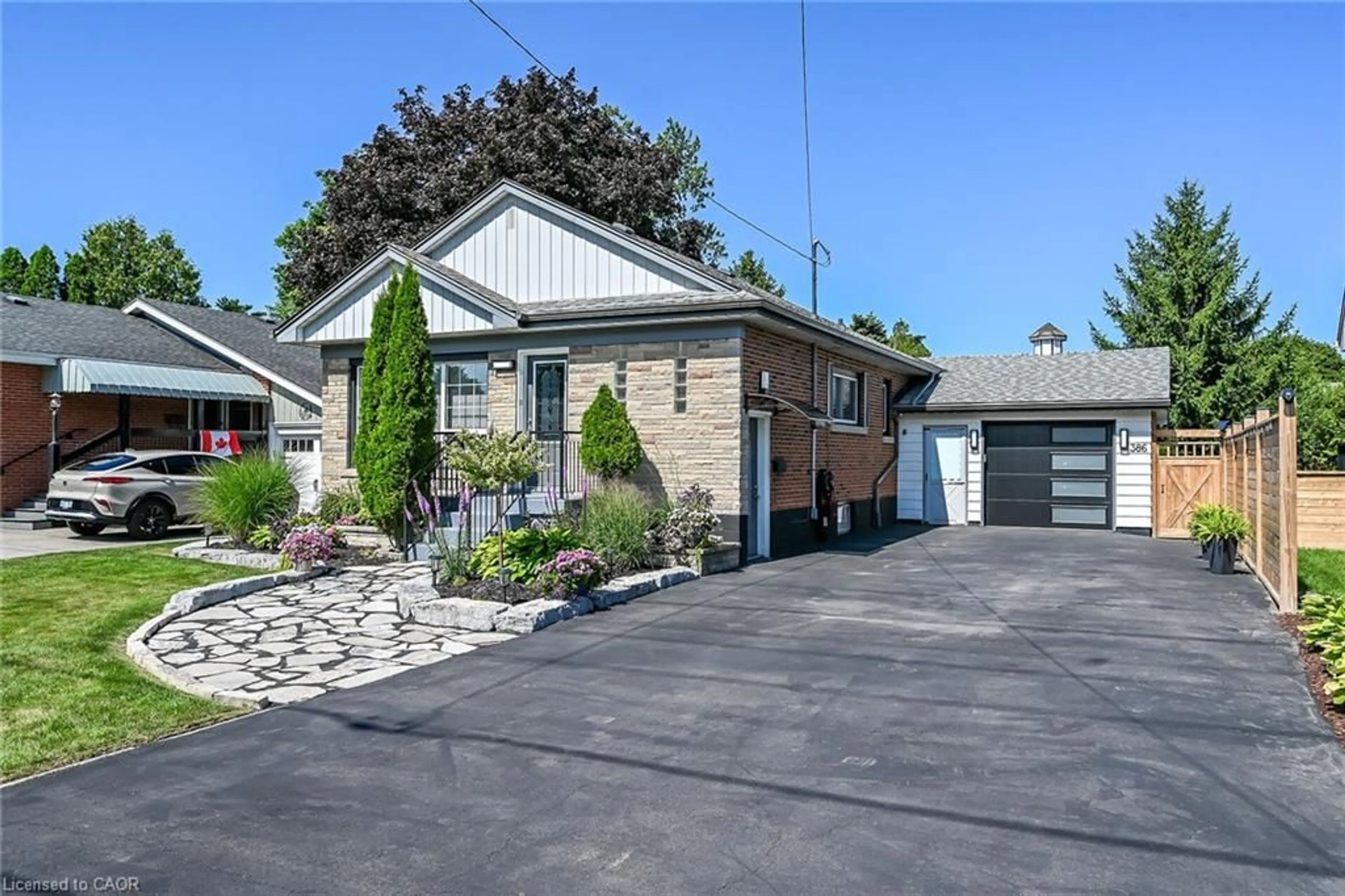 Home with brick exterior material, street for 386 Upper Kenilworth Ave, Hamilton Ontario L8T 4G5