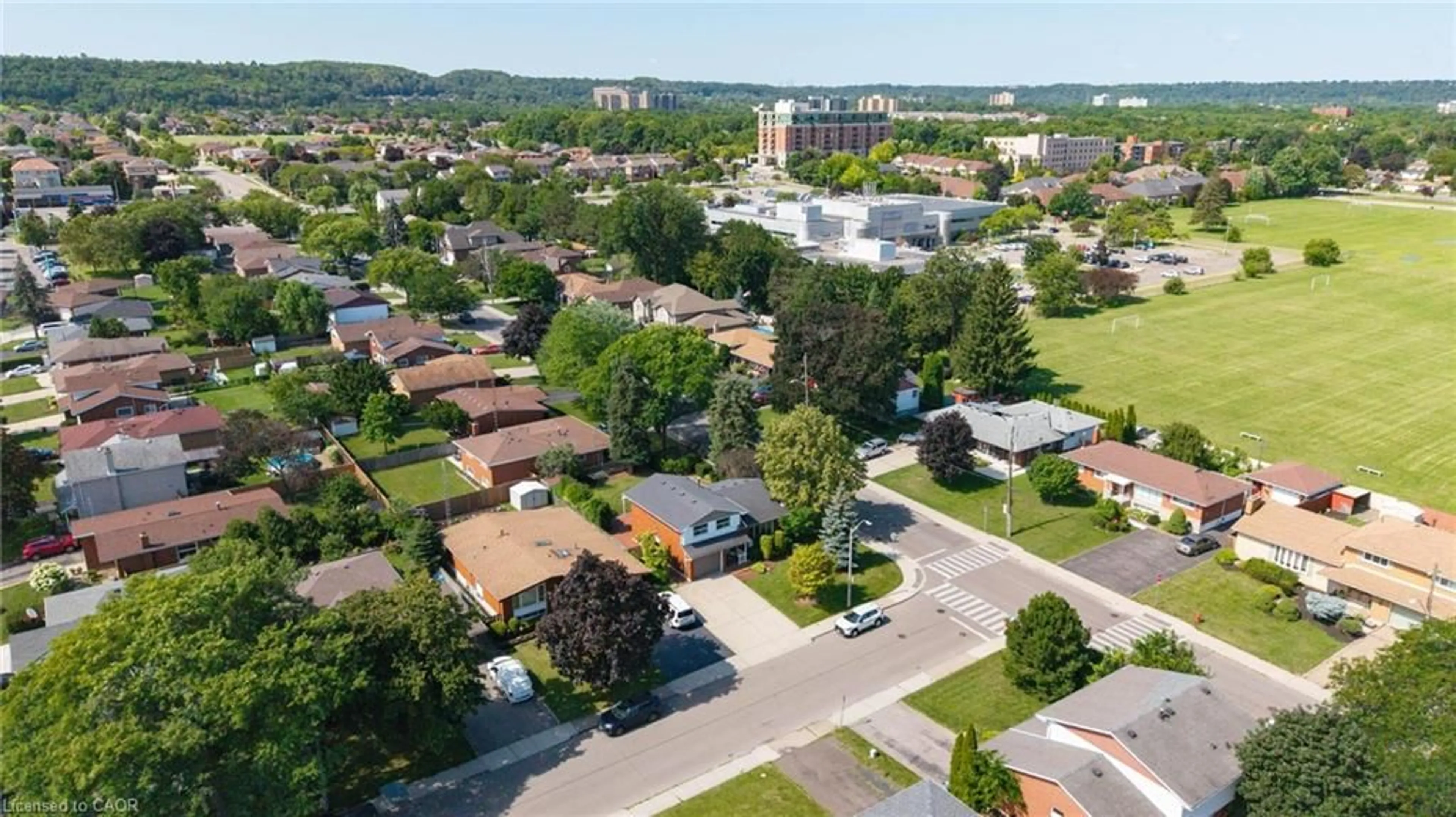 A pic from outside/outdoor area/front of a property/back of a property/a pic from drone, street for 143 Cromwell Cres, Hamilton Ontario L8G 2G3