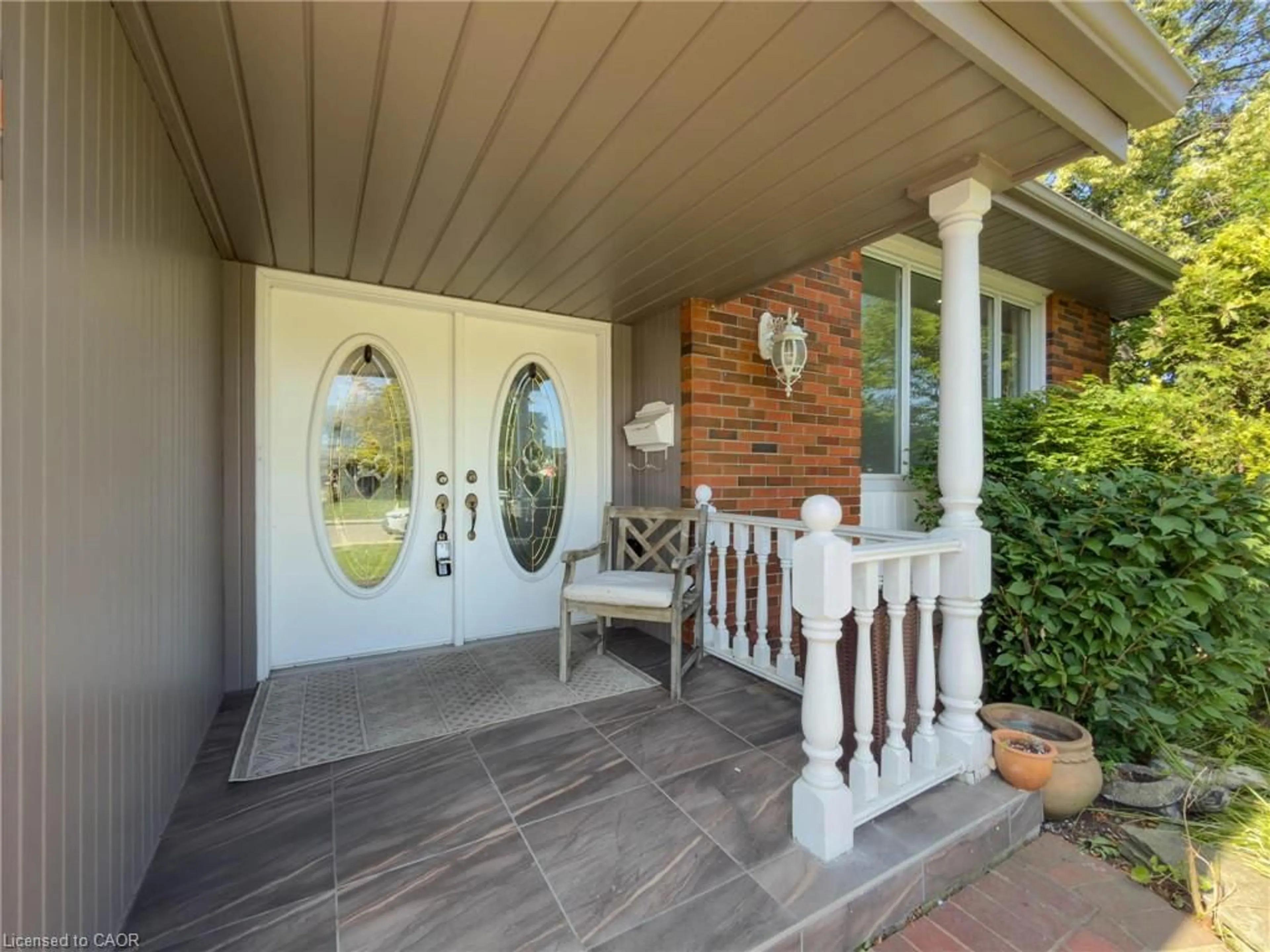 Indoor entryway for 143 Cromwell Cres, Hamilton Ontario L8G 2G3