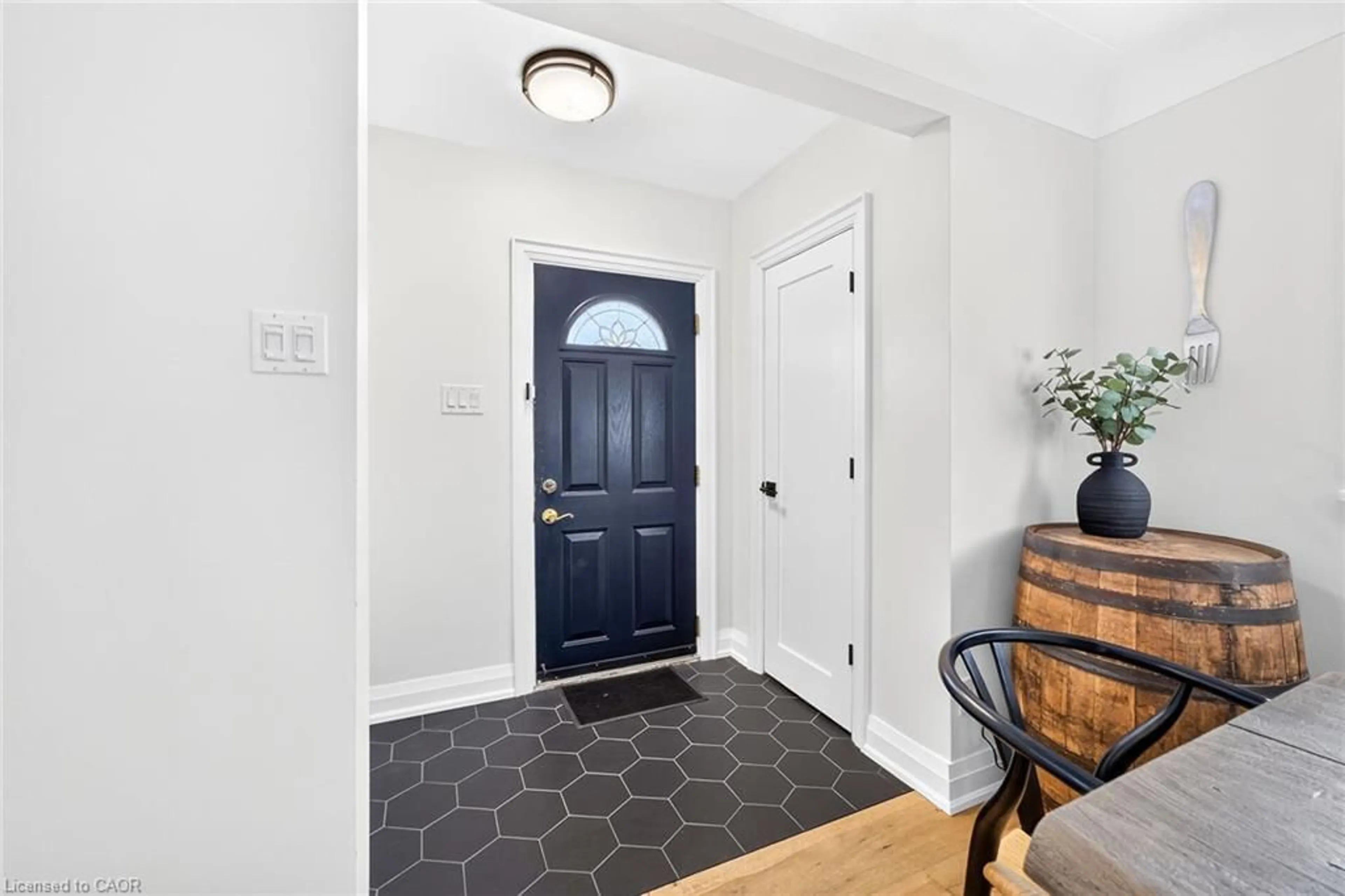 Indoor entryway for 4 Compton Pl, Hamilton Ontario L8T 3Y1