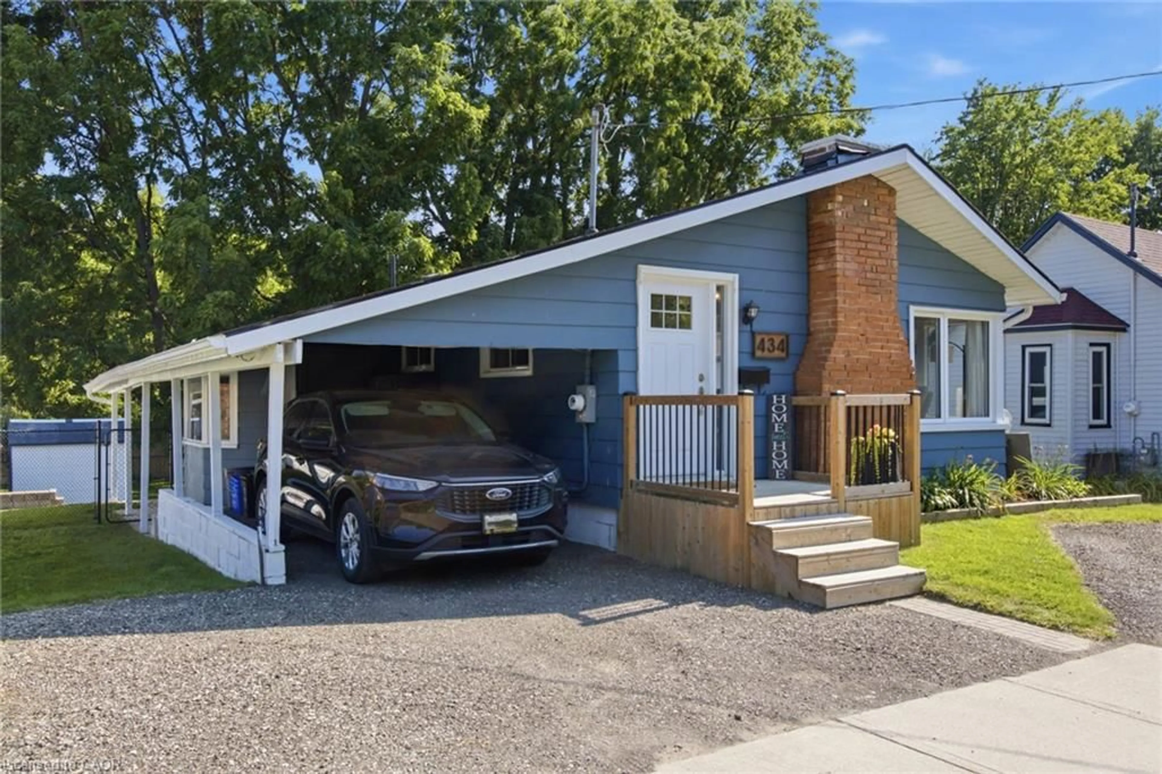 Indoor garage for 434 Henry St, Woodstock Ontario N4S 1X1