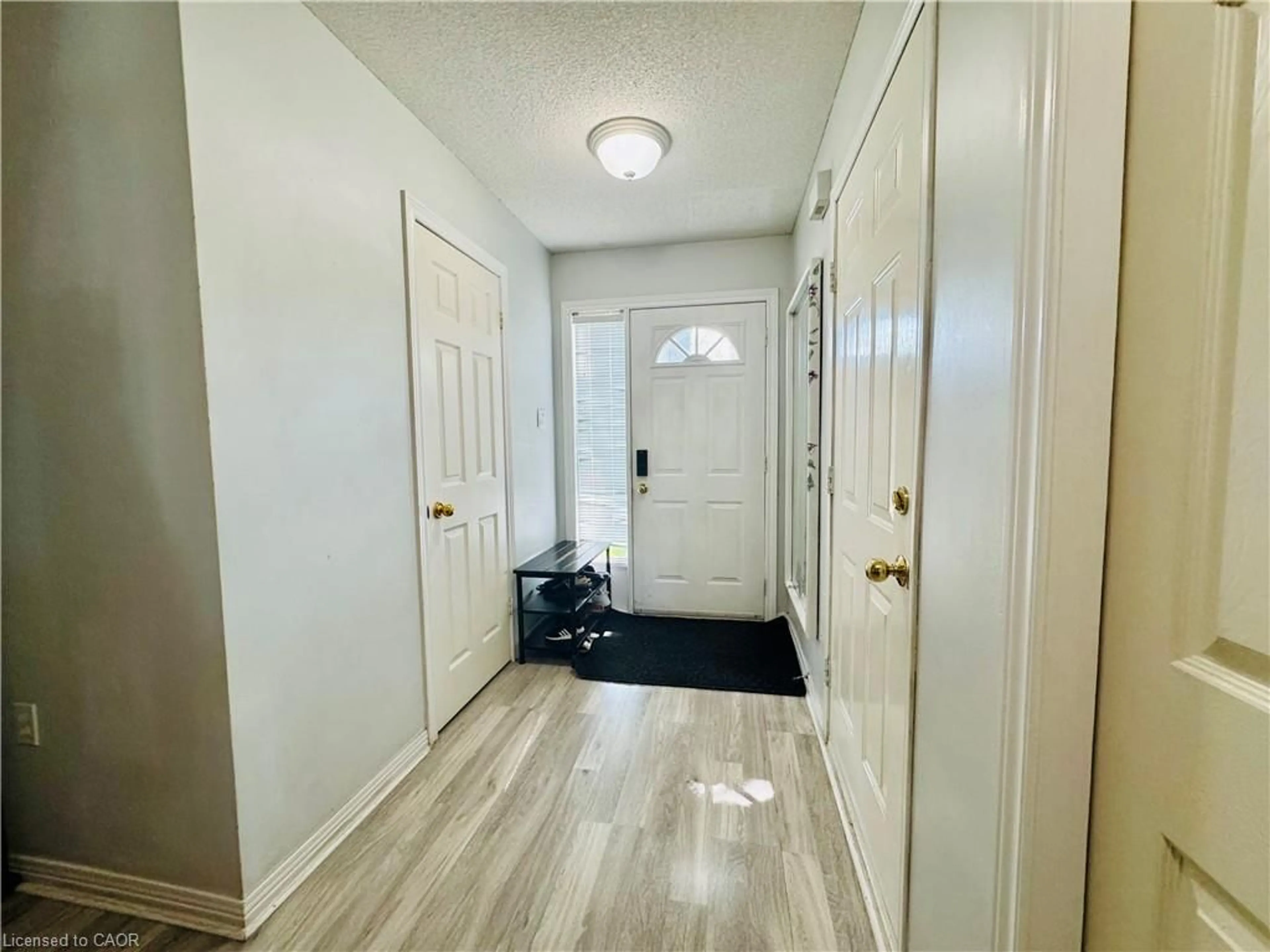 Indoor entryway for 1204 Upper Wentworth St, Hamilton Ontario L9A 5G2