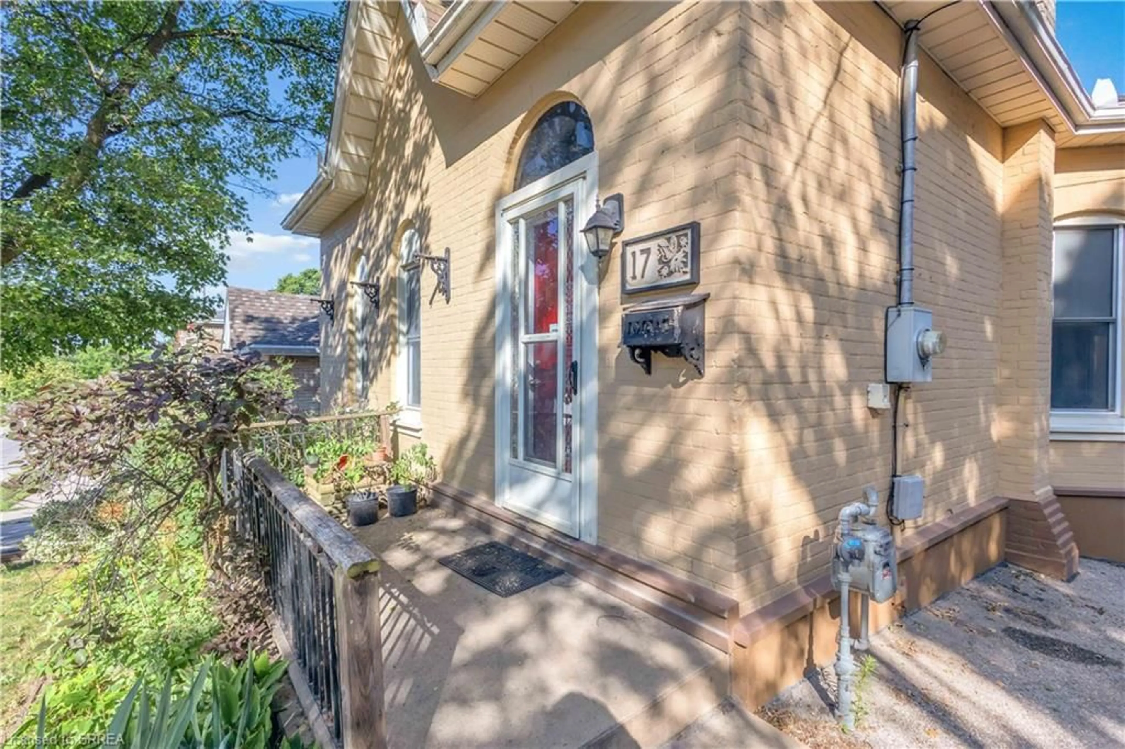 Indoor entryway for 17 Scarfe Ave, Brantford Ontario N3T 3P6
