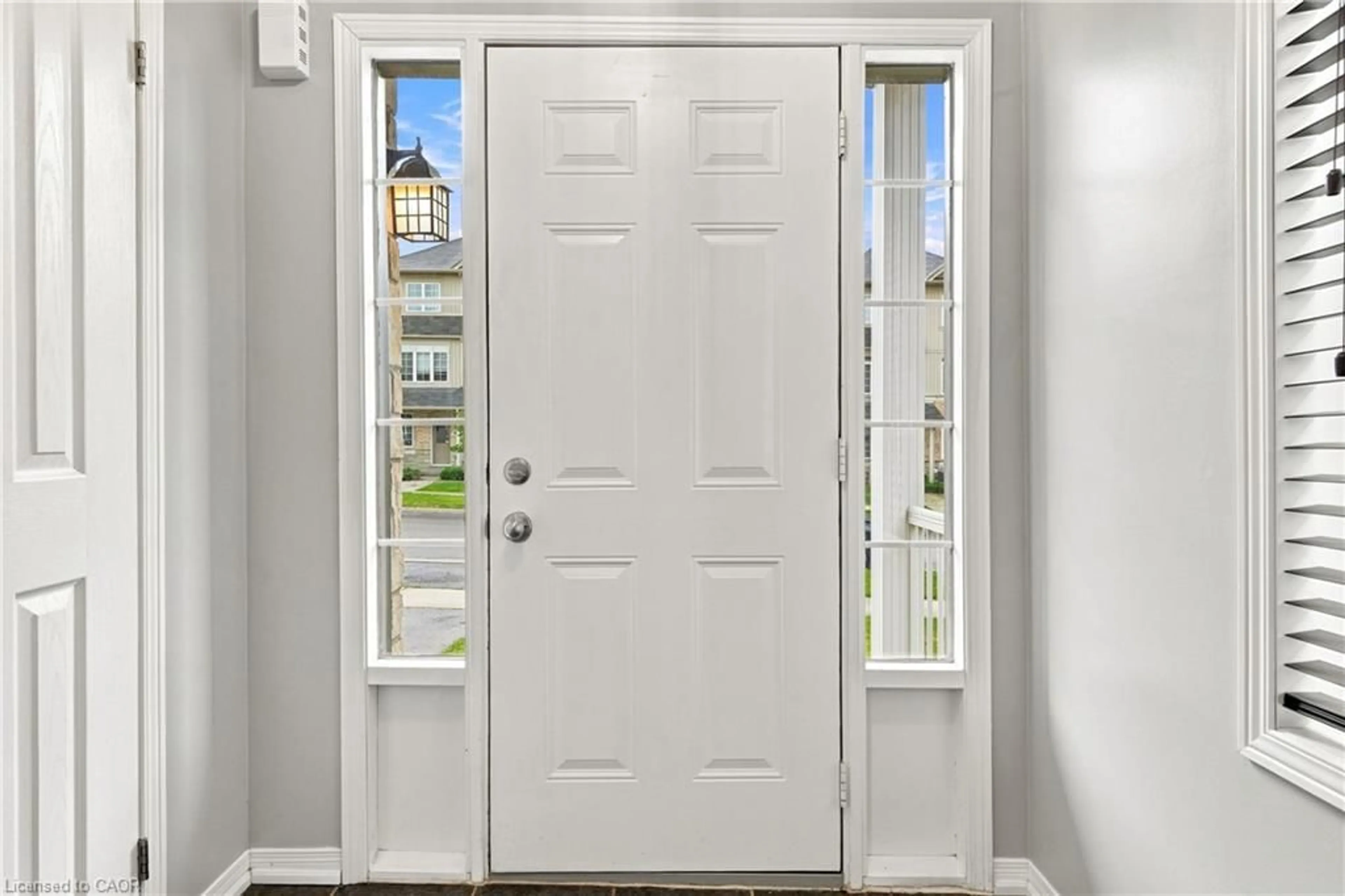 Indoor entryway for 5065 Serena Dr, Beamsville Ontario L3J 1W3