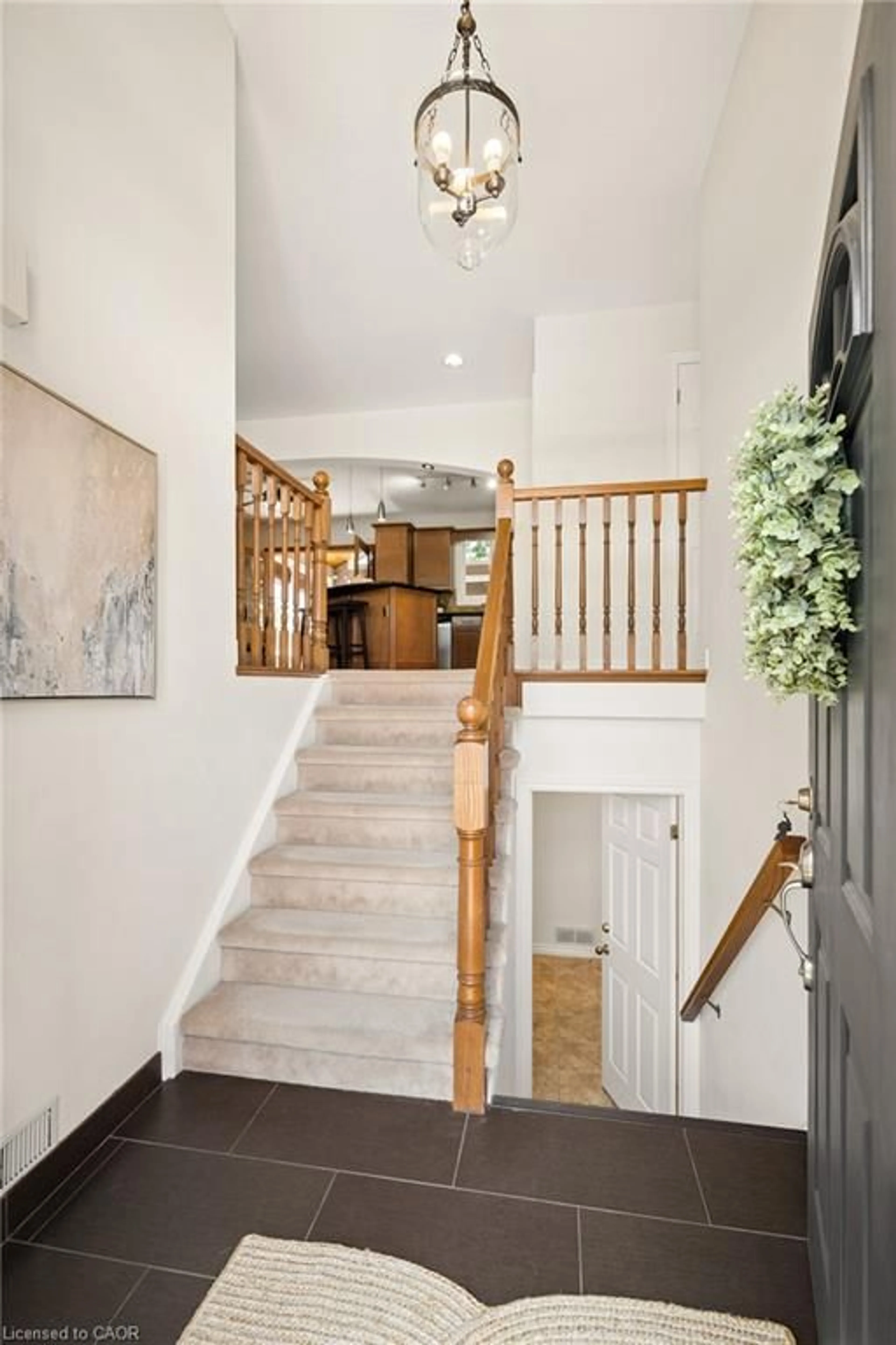 Indoor entryway for 17 Mclachlan Pl, Guelph Ontario N1H 8K3