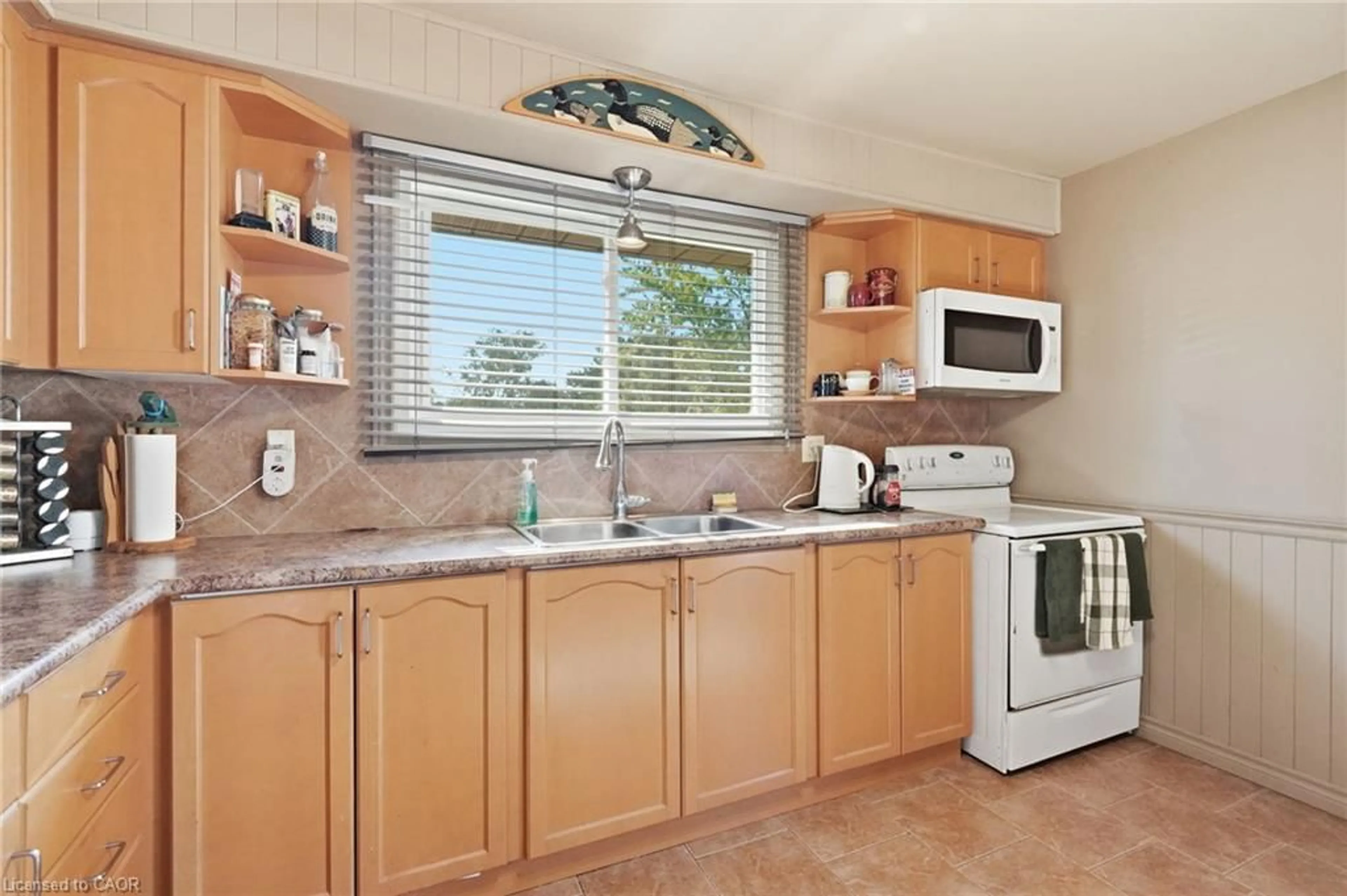 Standard kitchen, ceramic/tile floor for 46 Brett Crt, Hamilton Ontario L8T 4R8