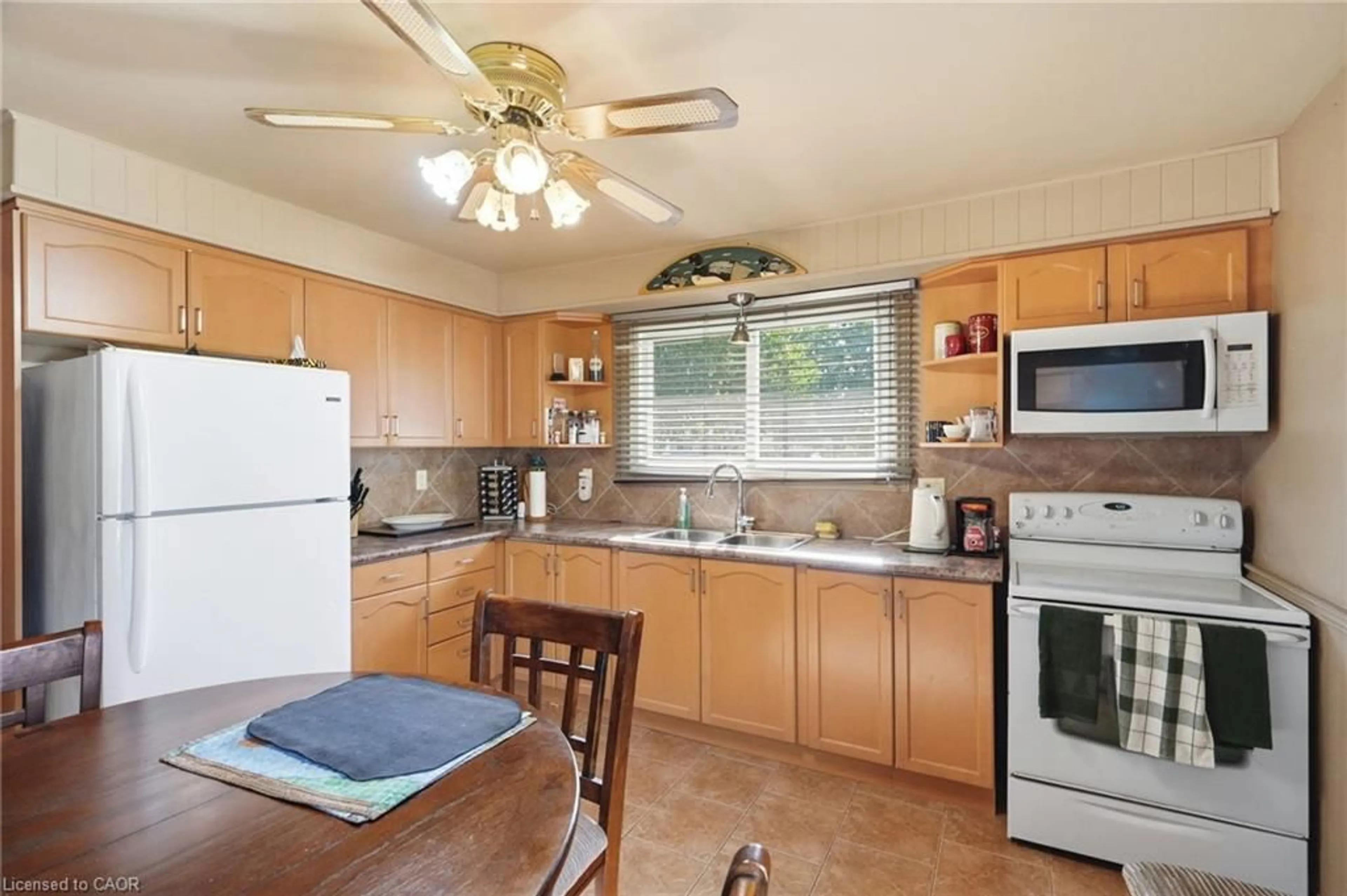 Standard kitchen, unknown for 46 Brett Crt, Hamilton Ontario L8T 4R8
