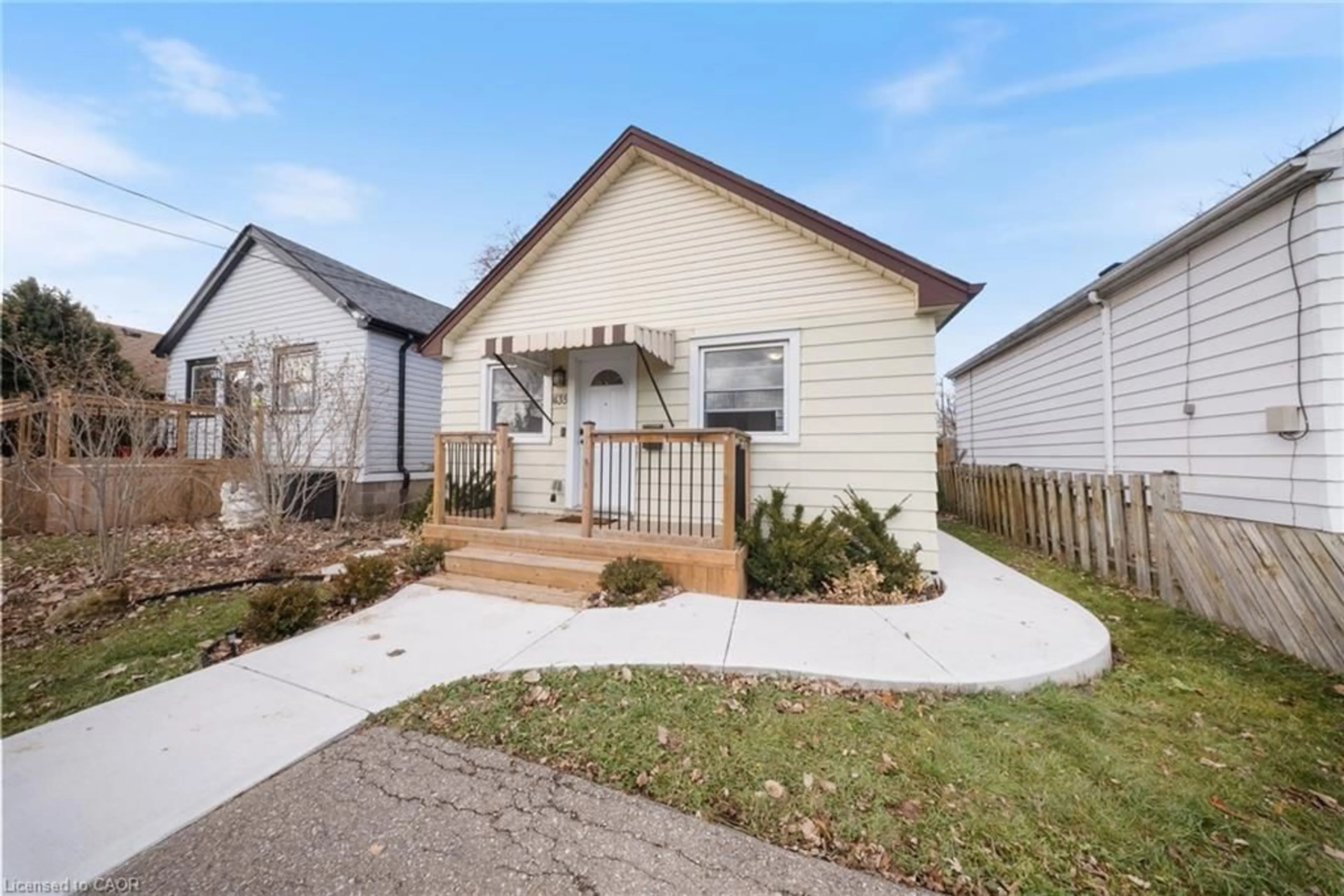 Home with vinyl exterior material, street for 435 Waverly St, Hamilton Ontario L8H 6R5
