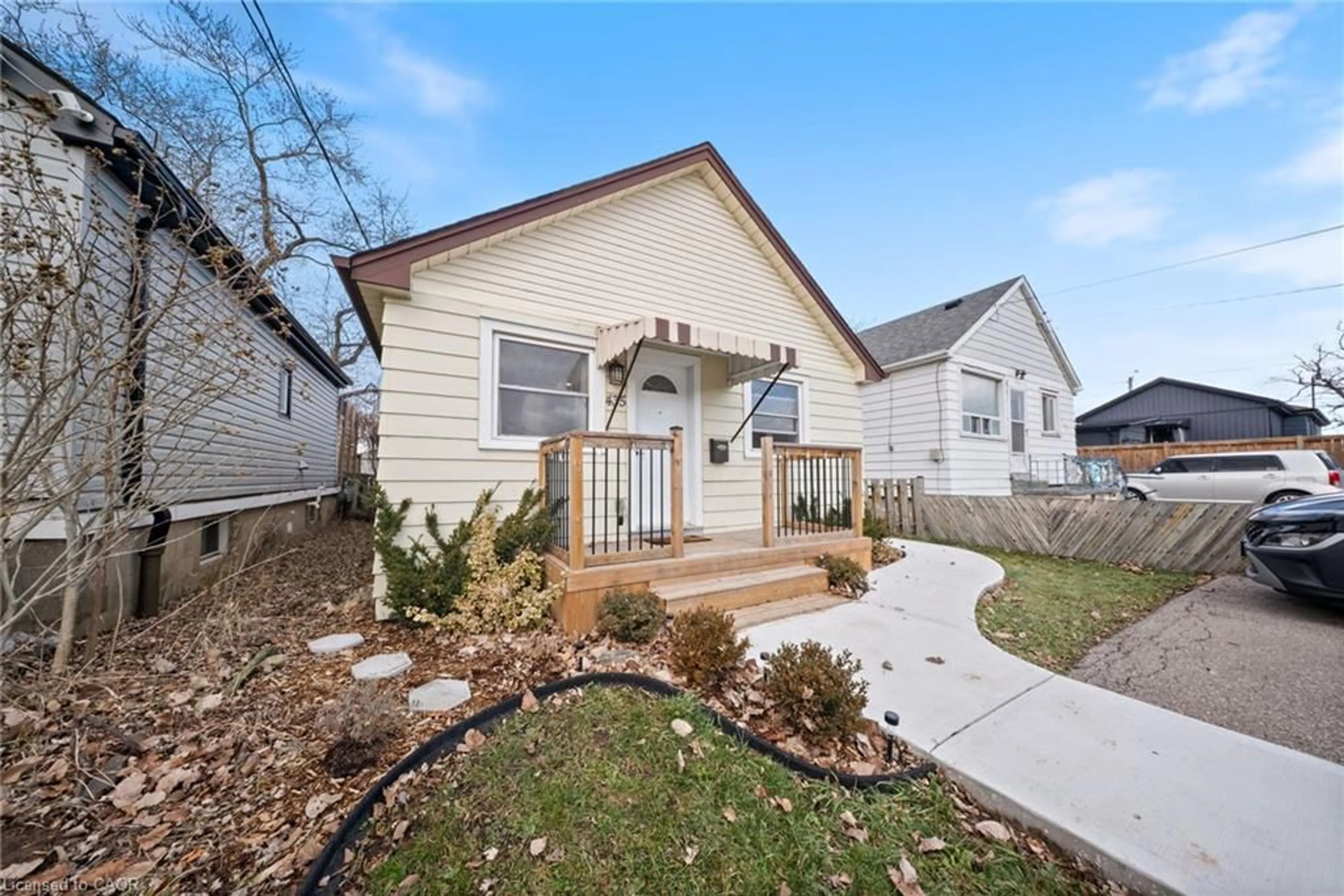 Home with vinyl exterior material, street for 435 Waverly St, Hamilton Ontario L8H 6R5