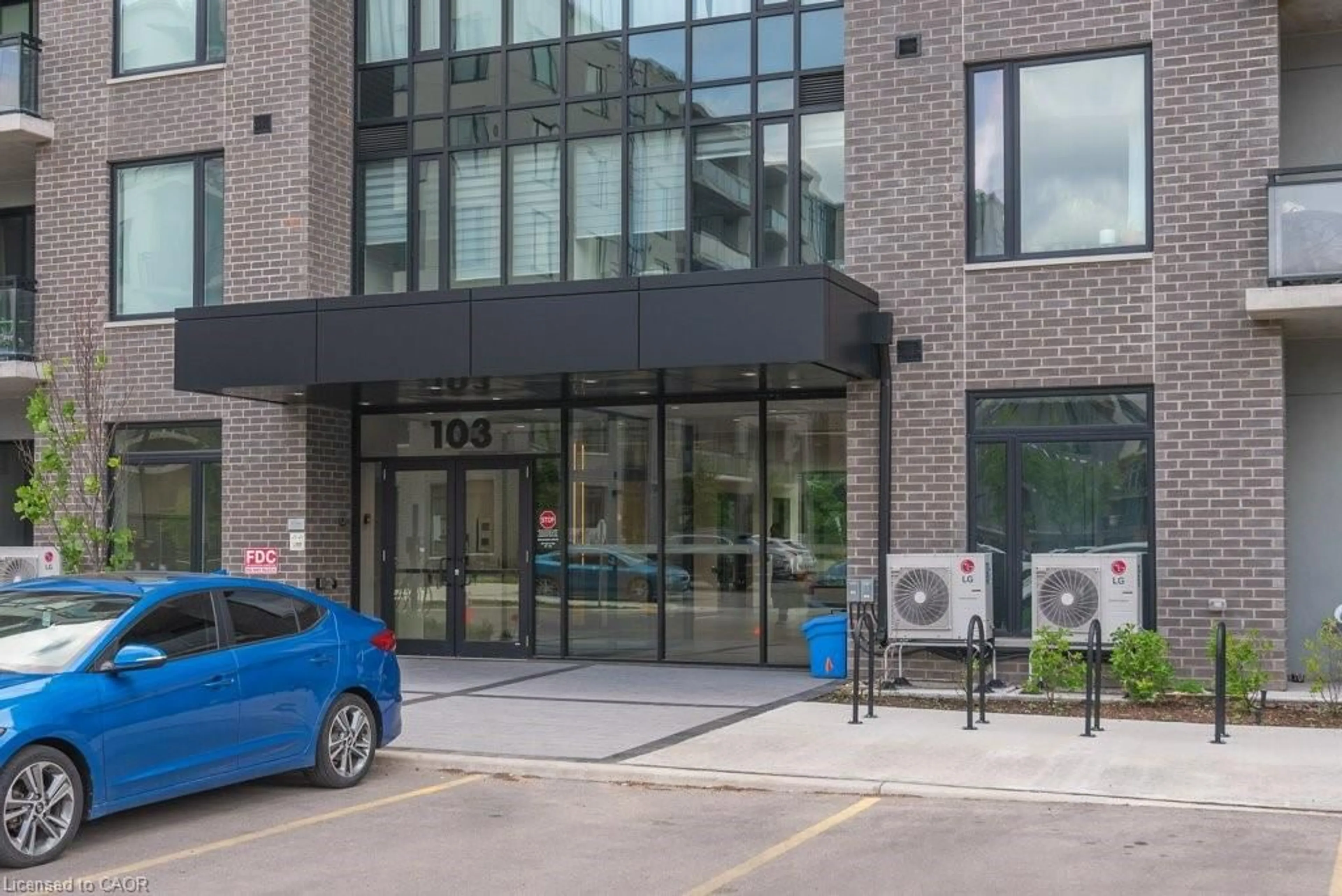 Indoor foyer for 103 Roger St #102, Waterloo Ontario N2J 0G2