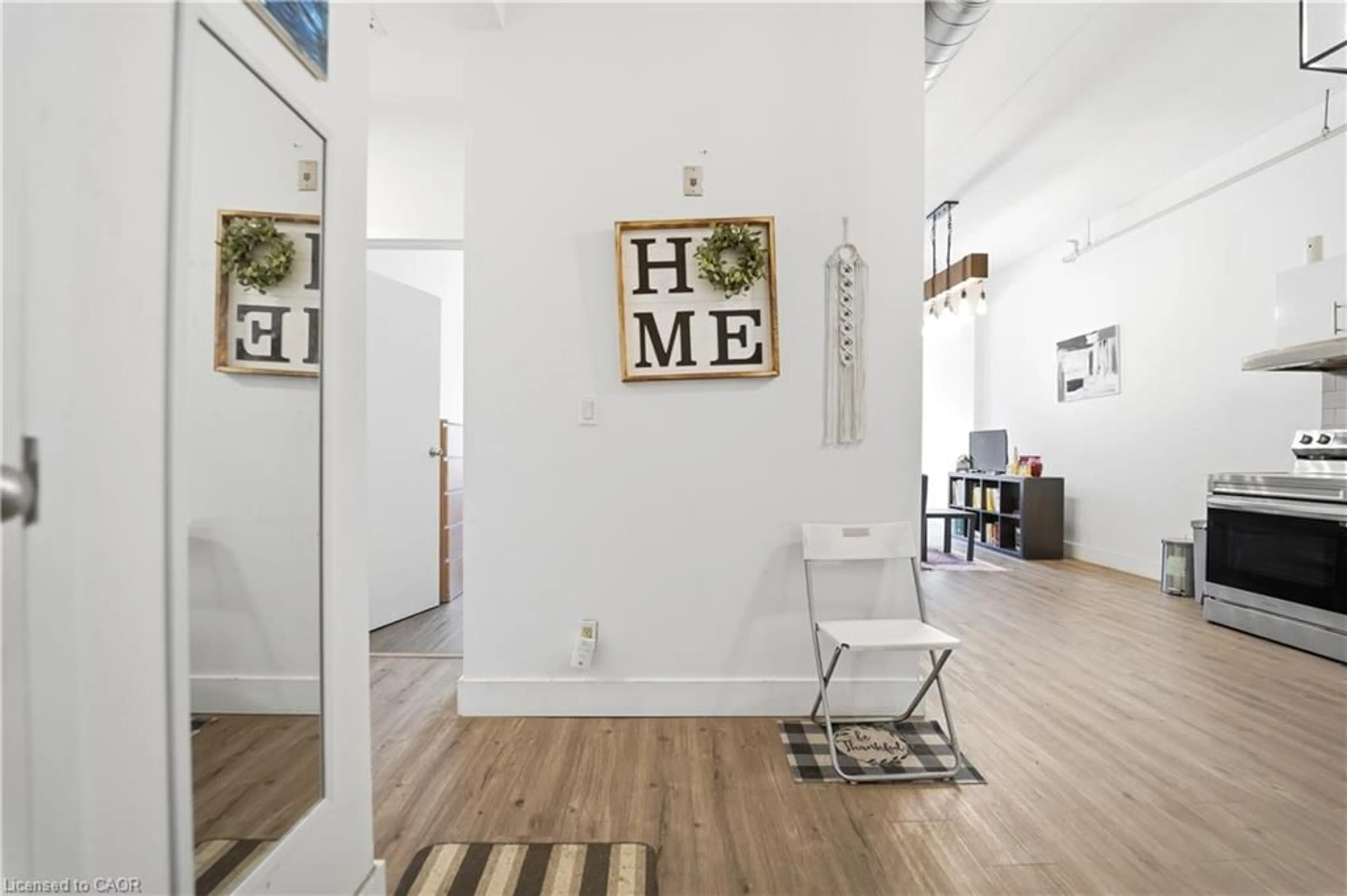 Indoor entryway for 150 Colborne St #204, Brantford Ontario N3T 2G6