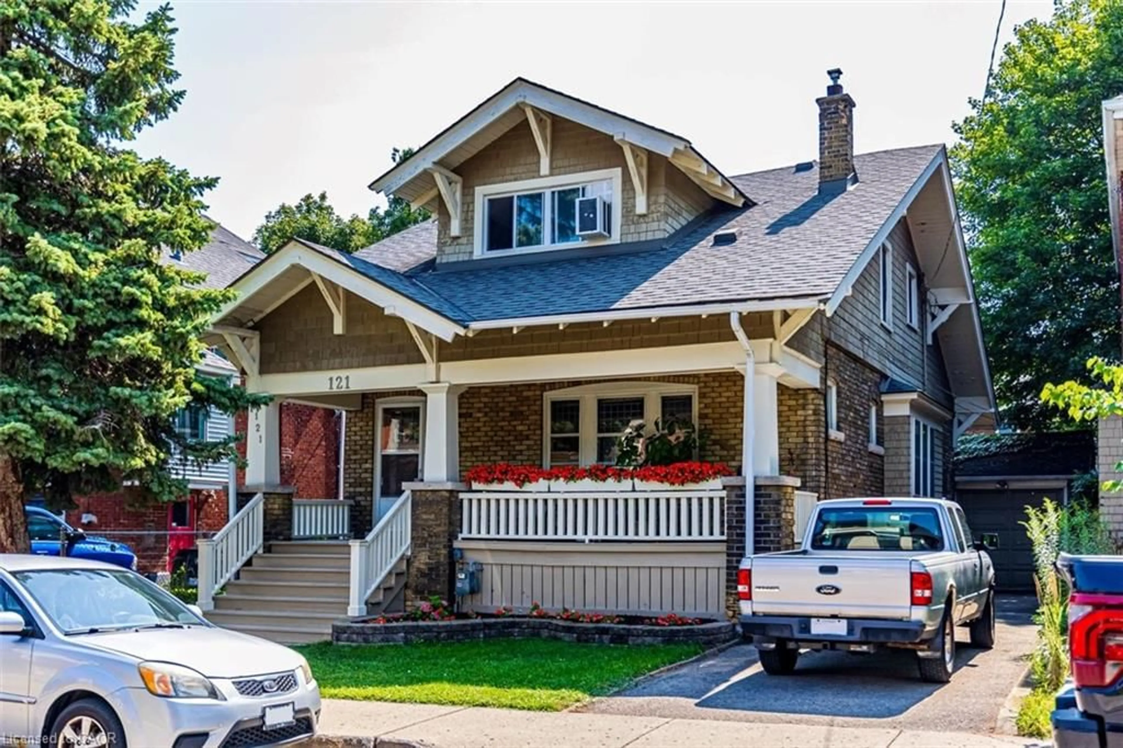 Home with vinyl exterior material, street for 121 Eastbourne Ave, Hamilton Ontario L8M 2M9