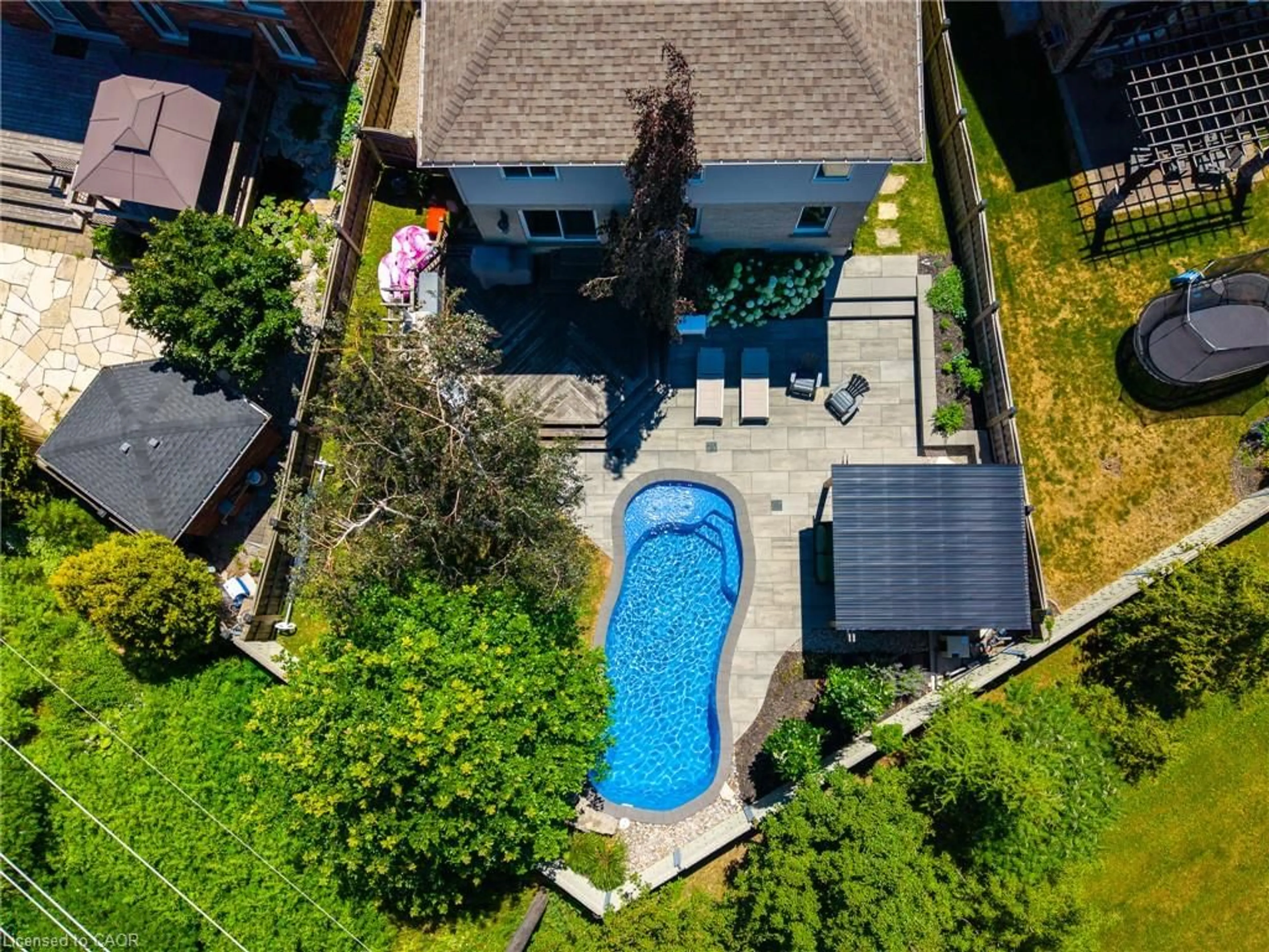 A pic from outside/outdoor area/front of a property/back of a property/a pic from drone, street for 936 Dunblane Crt, Kitchener Ontario N2R 1W9